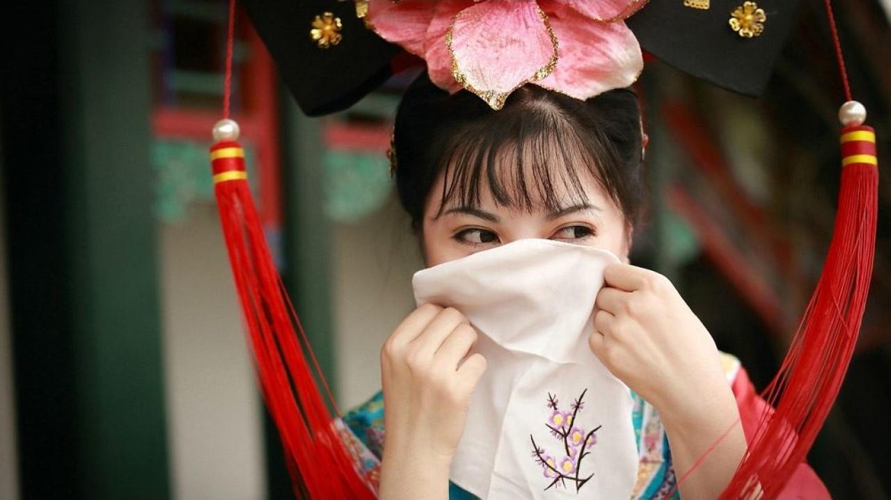 溟扮演还珠格格小燕子用手绢遮住半边脸