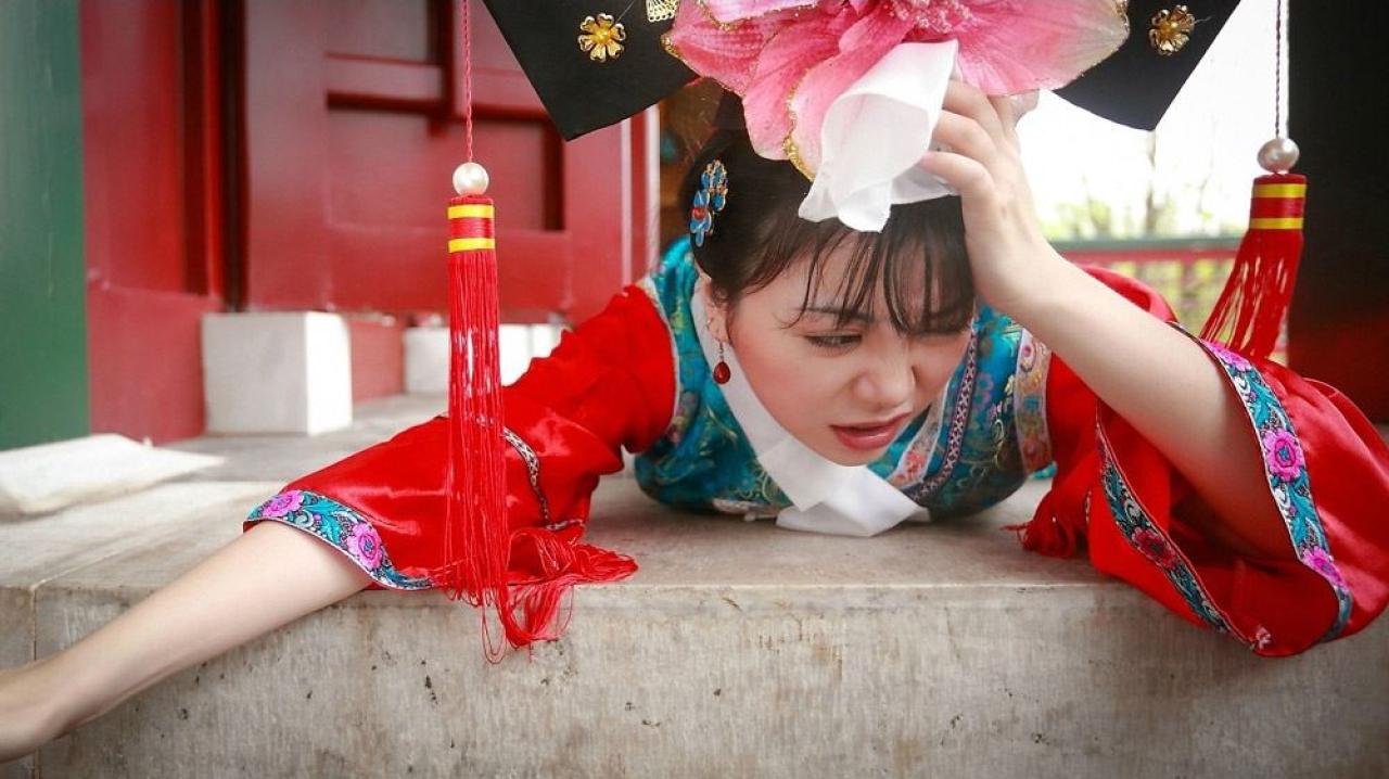 溟扮演还珠格格小燕子平地摔