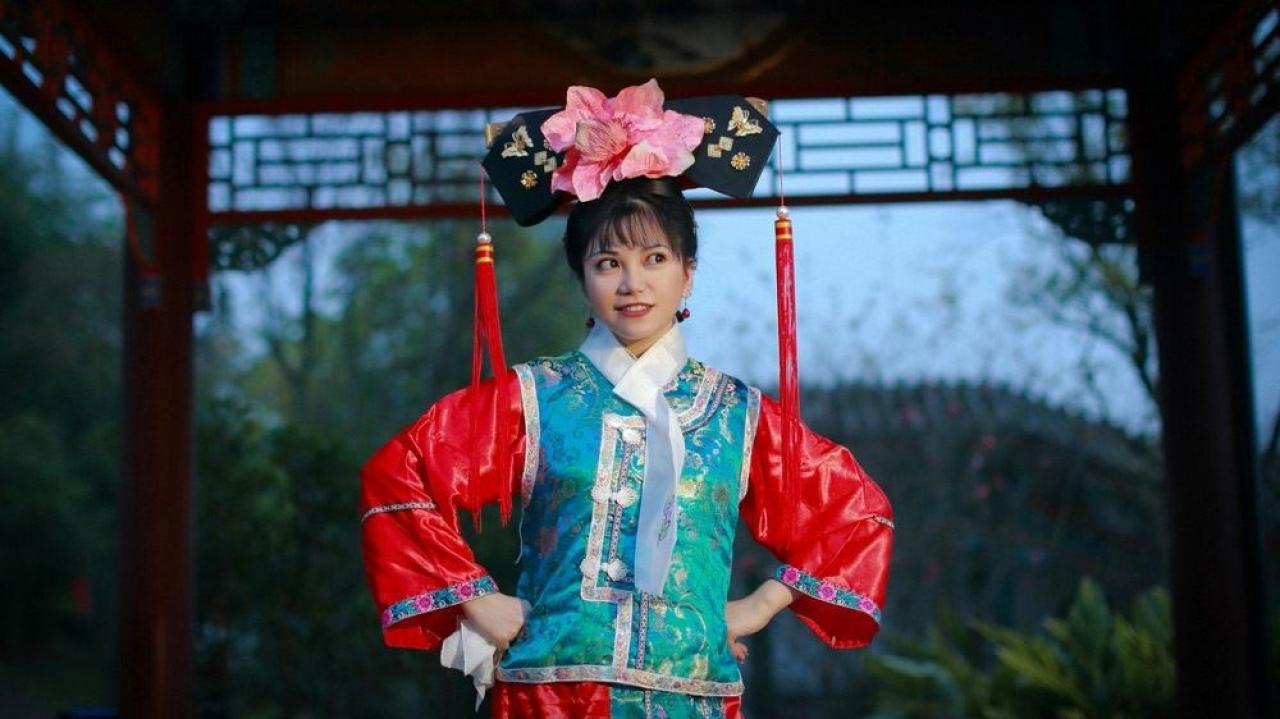 溟扮演还珠格格小燕子双手叉腰站在亭子里