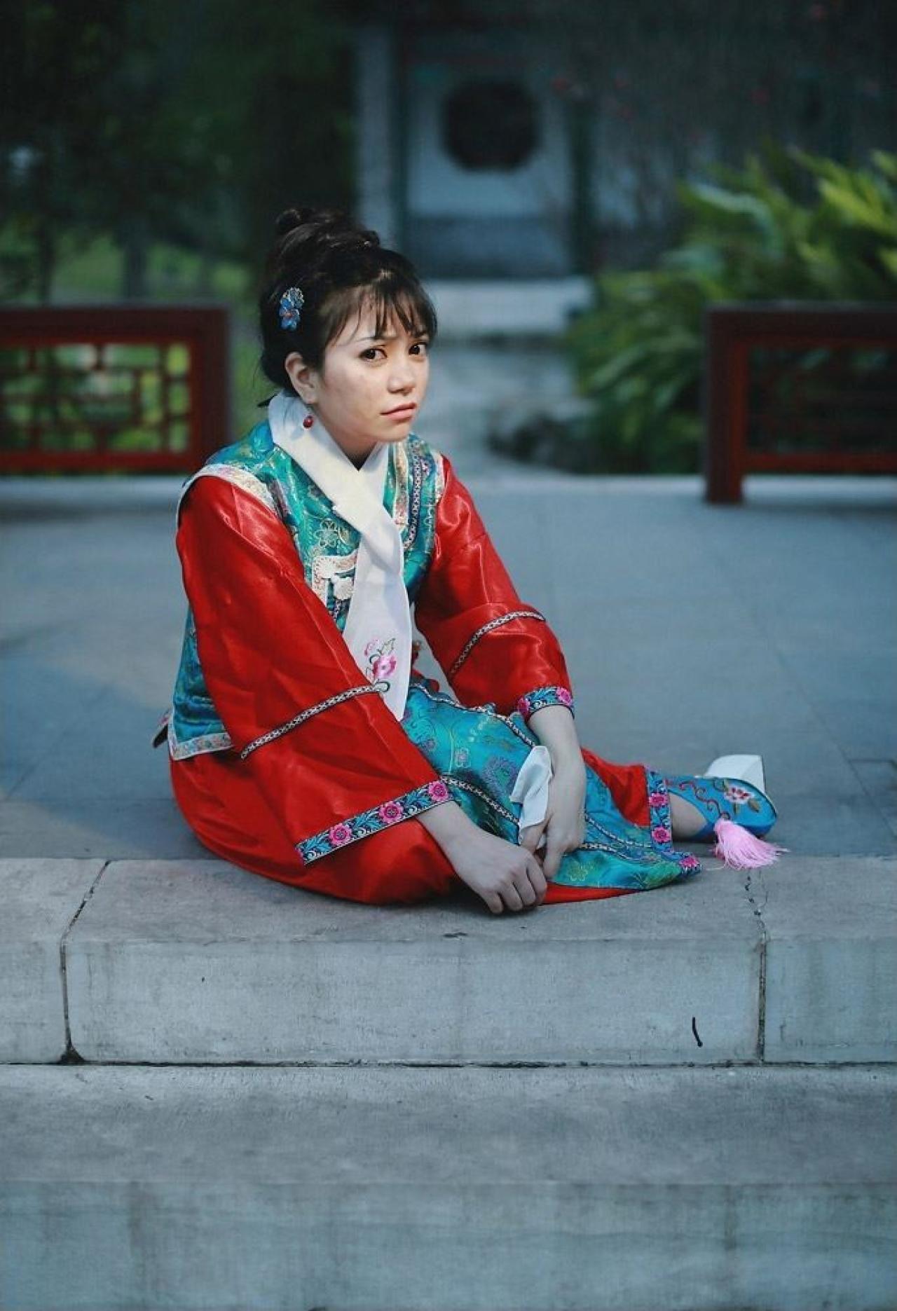 溟扮演还珠格格小燕子坐在地上