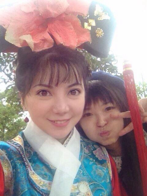 溟扮演还珠格格和小伙伴自拍照