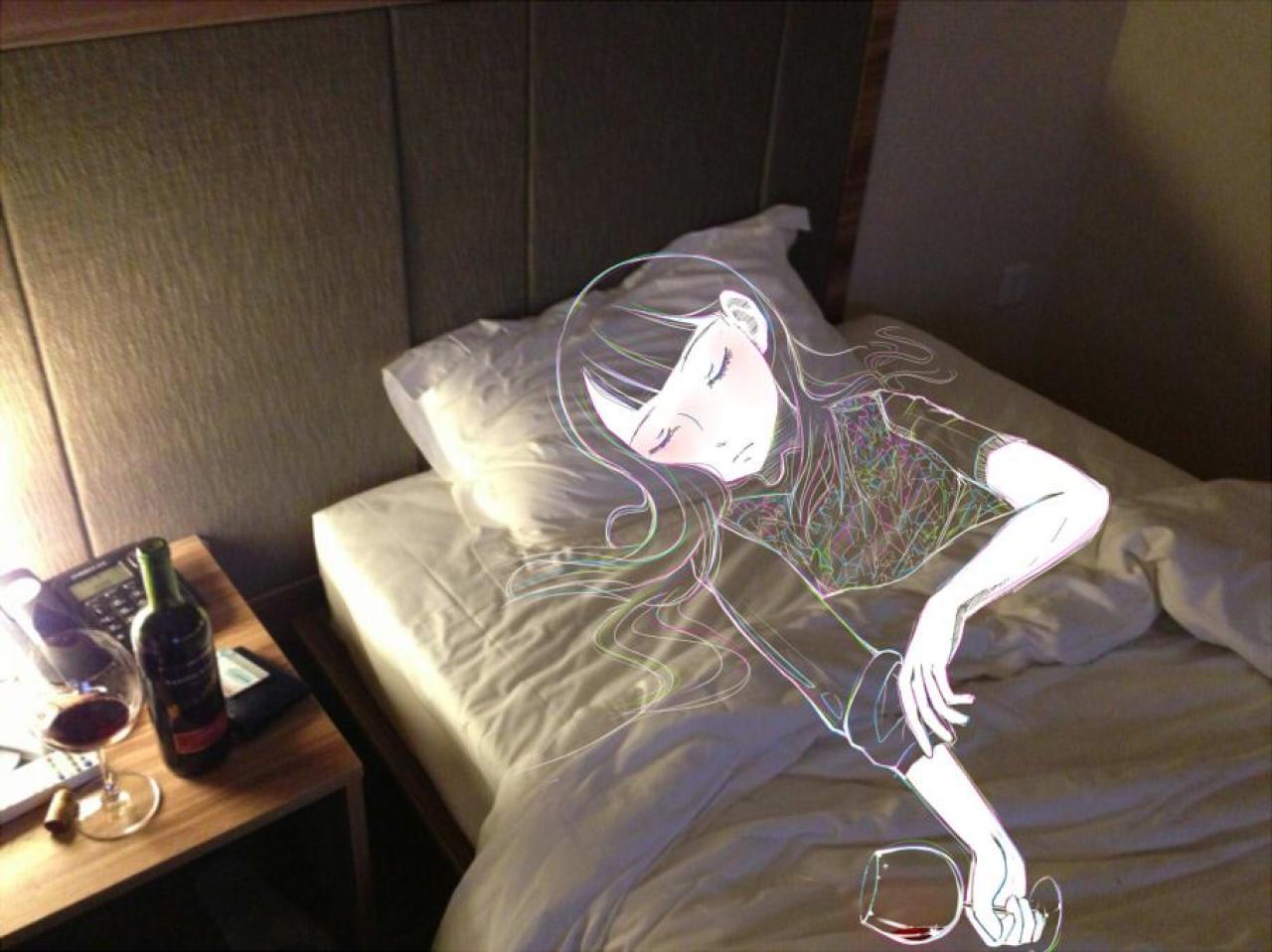 二次元女友喝了红酒躺在床上睡着了