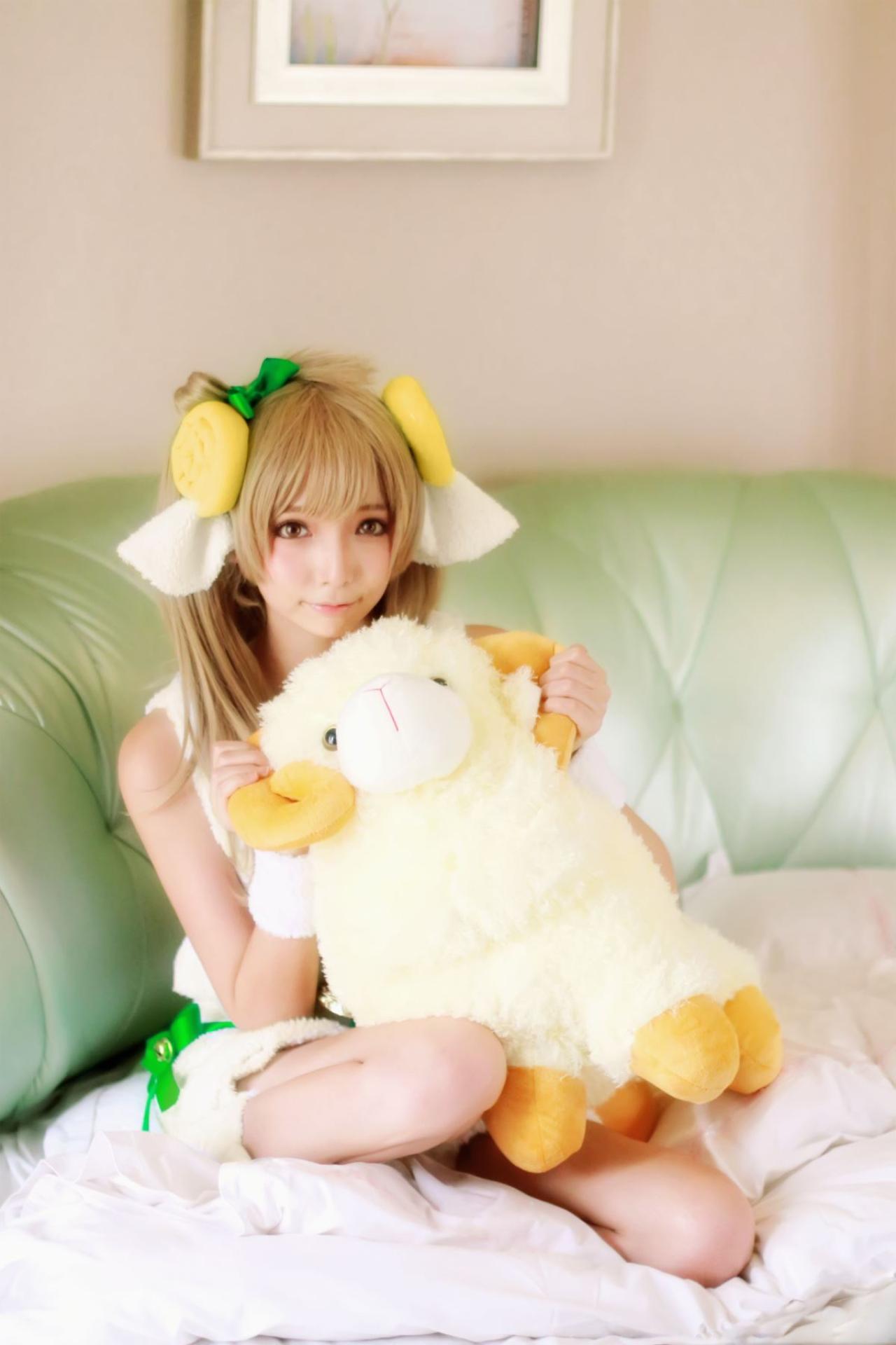 茶喵扮演南小鸟双手抱着小绵羊玩偶