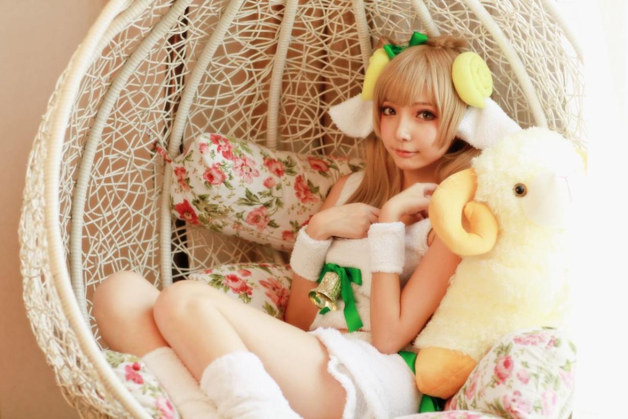 茶喵扮演南小鸟和小绵羊玩偶靠在吊篮里