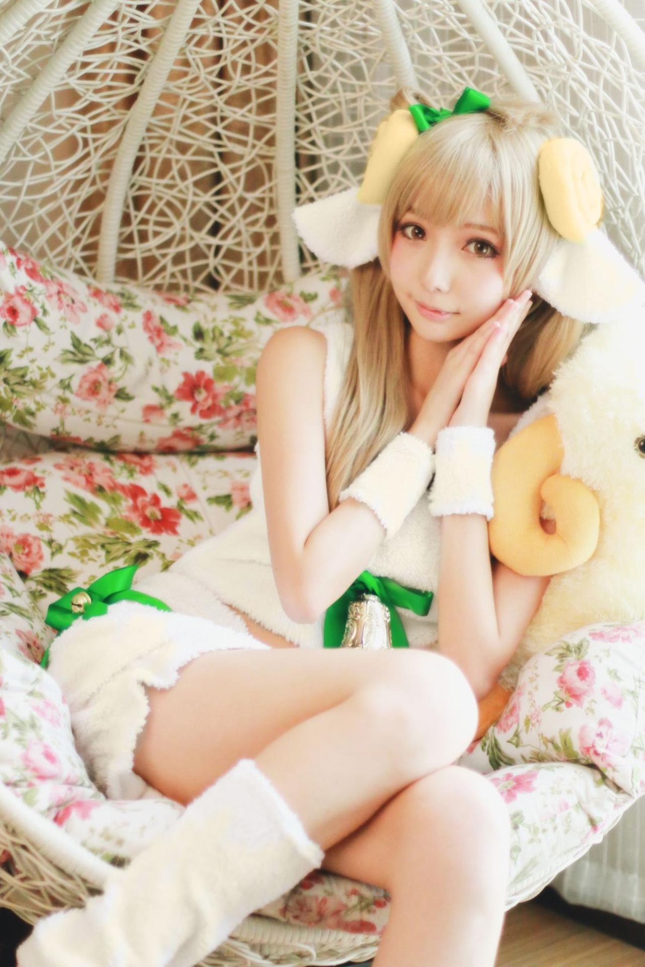 茶喵扮演南小鸟双手合十，脸颊枕在手上睡觉的姿势