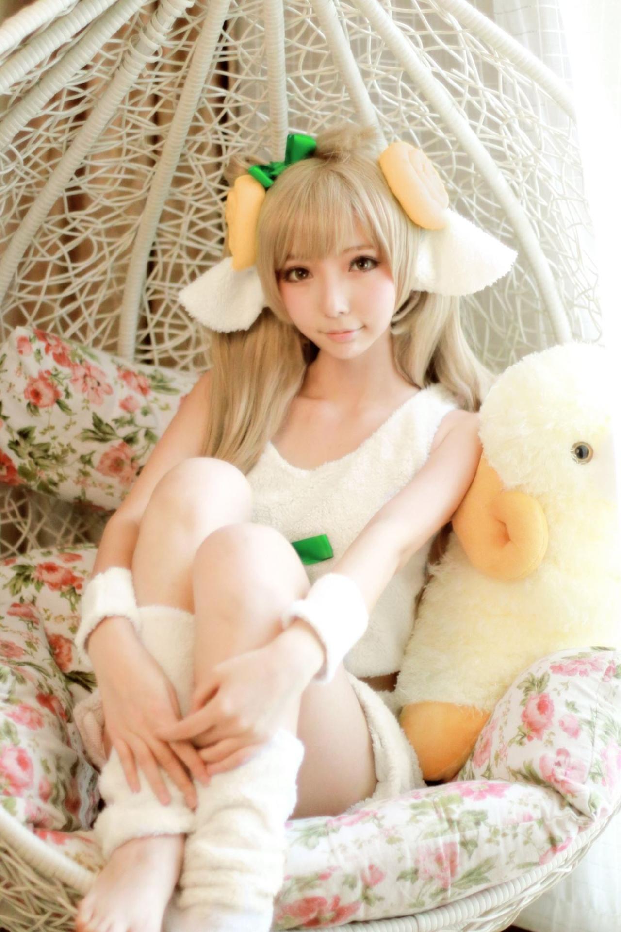 茶喵扮演南小鸟抱着膝盖坐在篮子里