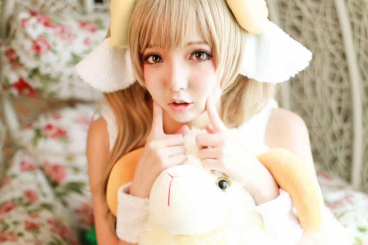 茶喵扮演南小鸟抱着绵羊玩偶戳脸卖萌