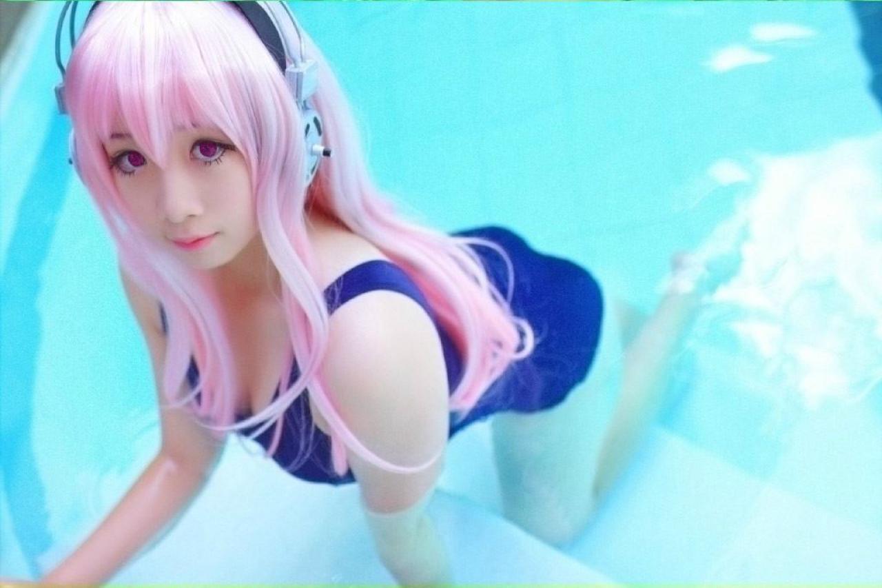 睿睿扮演超级索尼子扒在泳池边