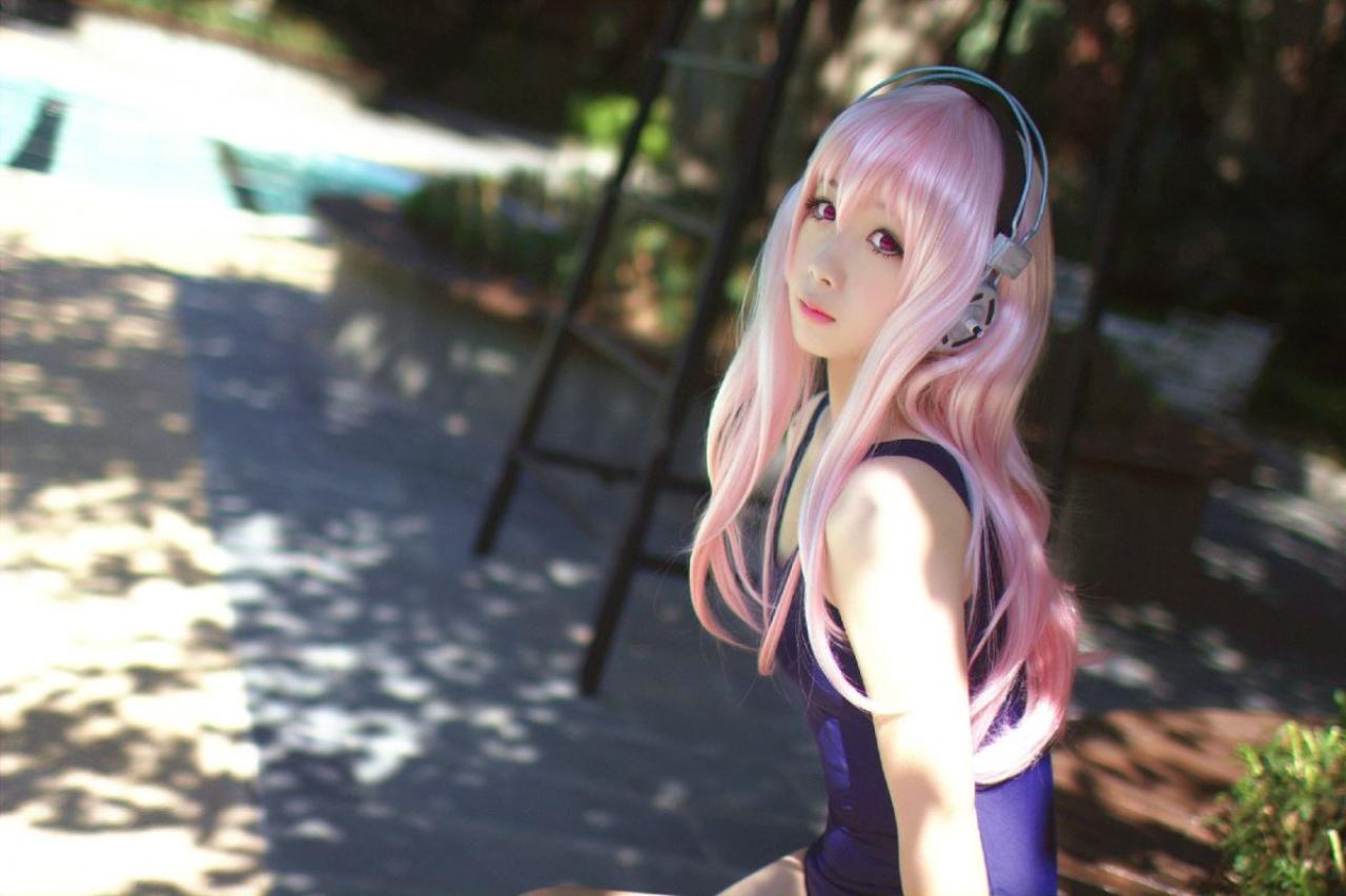 睿睿扮演超级索尼子侧面照