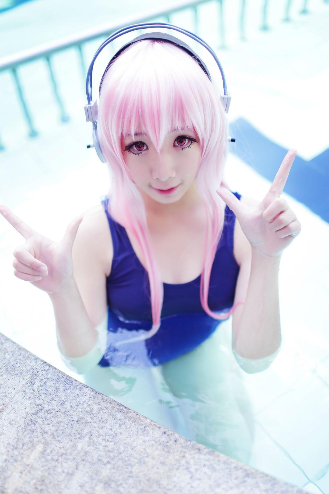 睿睿扮演超级索尼子作八字微笑手势