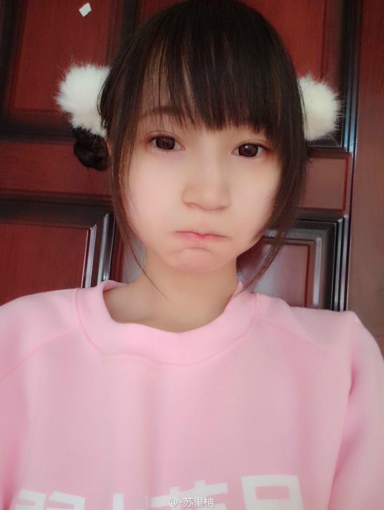 苏里柟绑好包子头发型戴着发饰的嘟嘴效果照