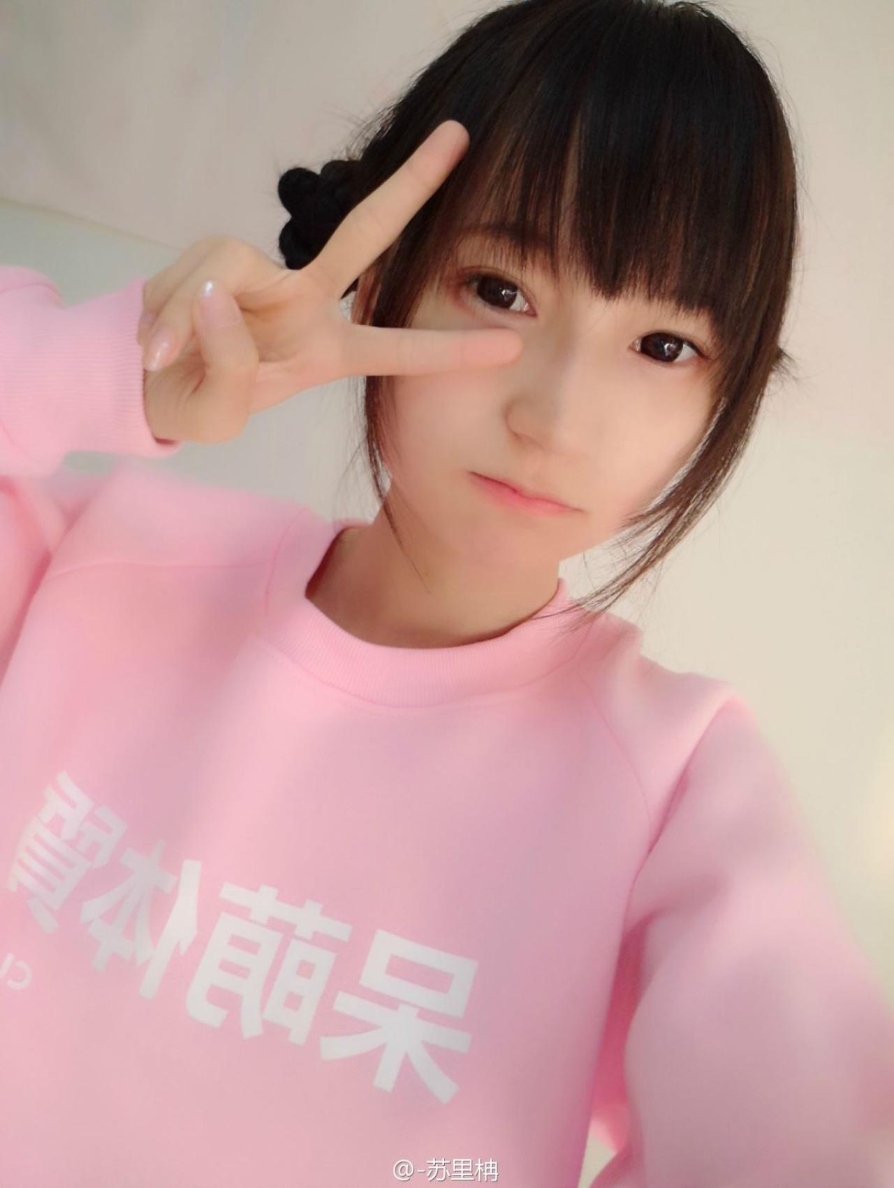 苏里柟绑好包子头发型的剪刀手效果照