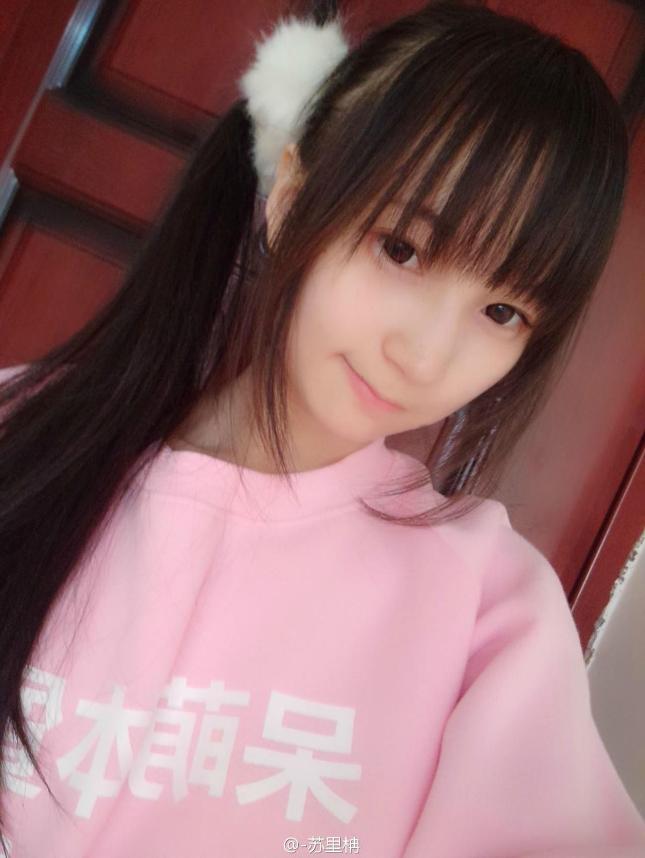 苏里柟绑好单马尾戴着发饰的效果图