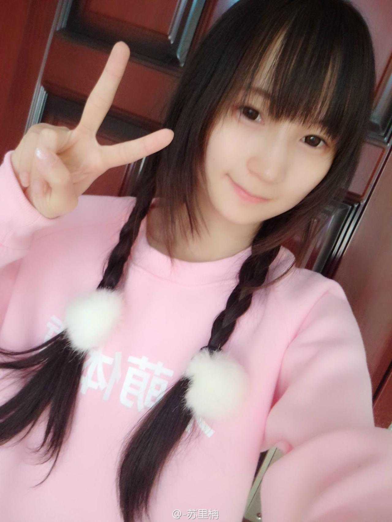 苏里柟扎着双麻花辫作剪刀手势