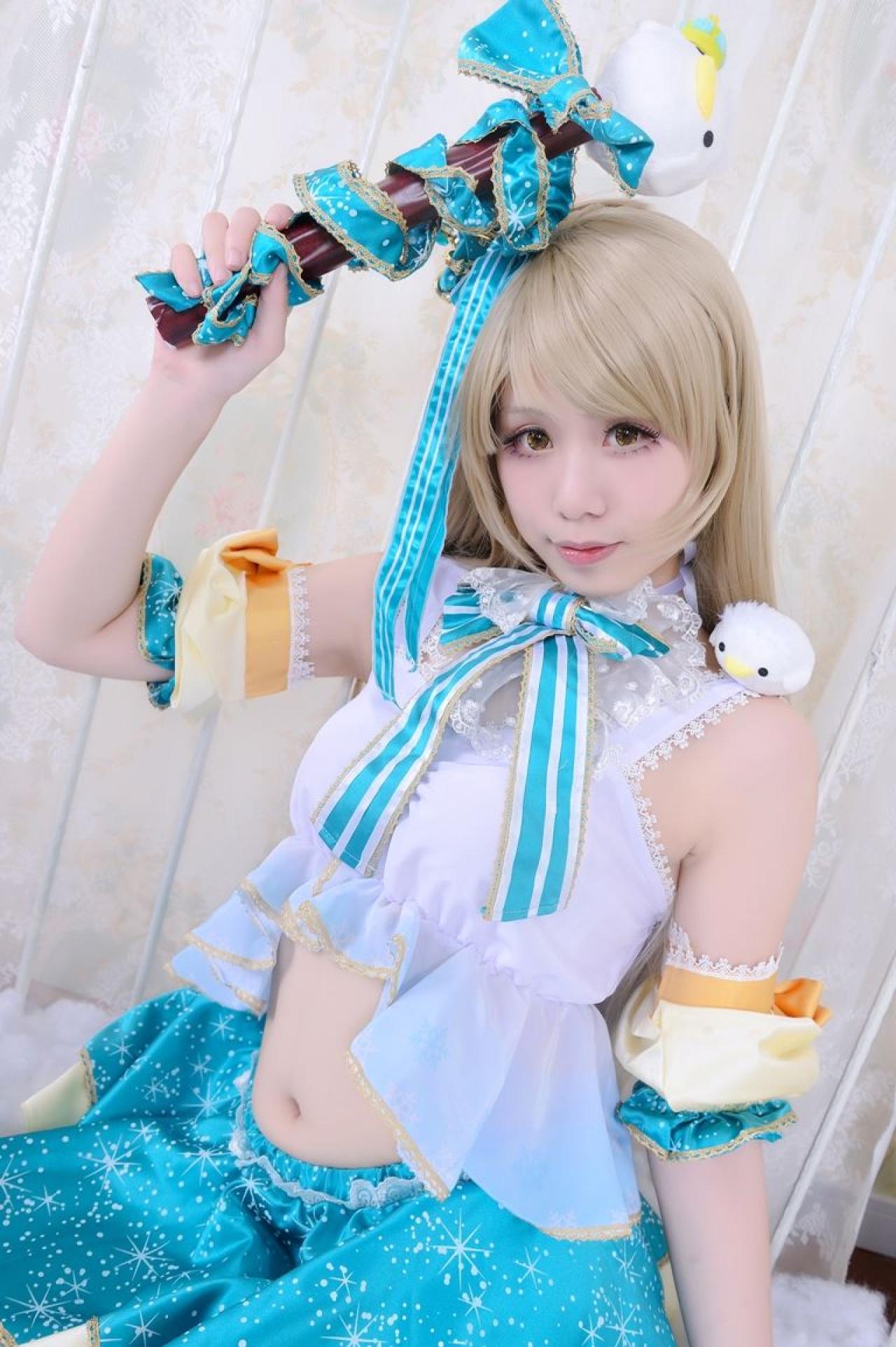 Himari原谣扮演南小鸟将小鸟手杖举过头顶