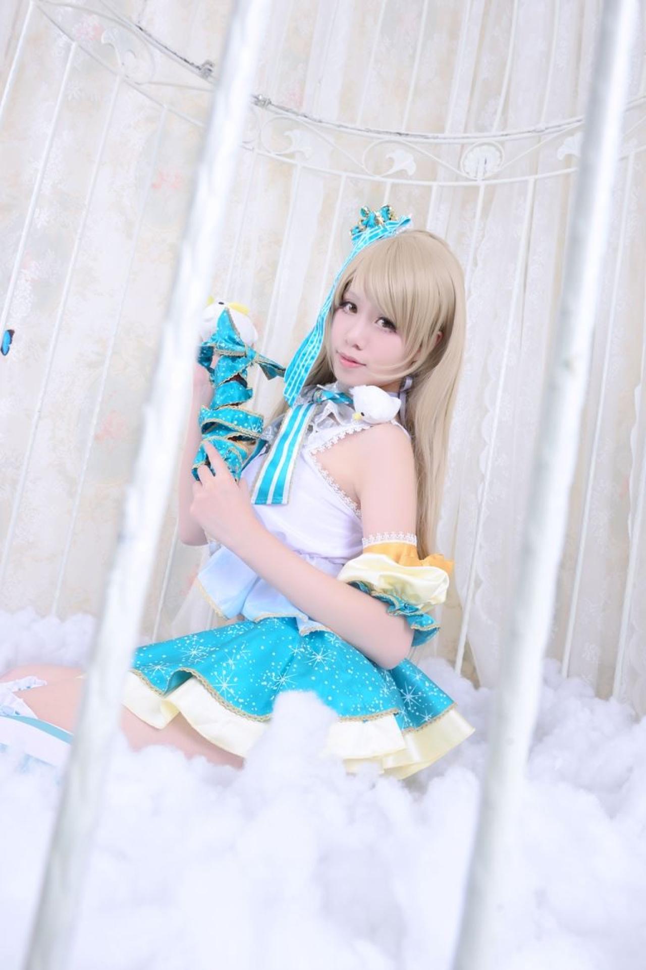 Himari原谣扮演南小鸟双手捧着小鸟手杖侧面照