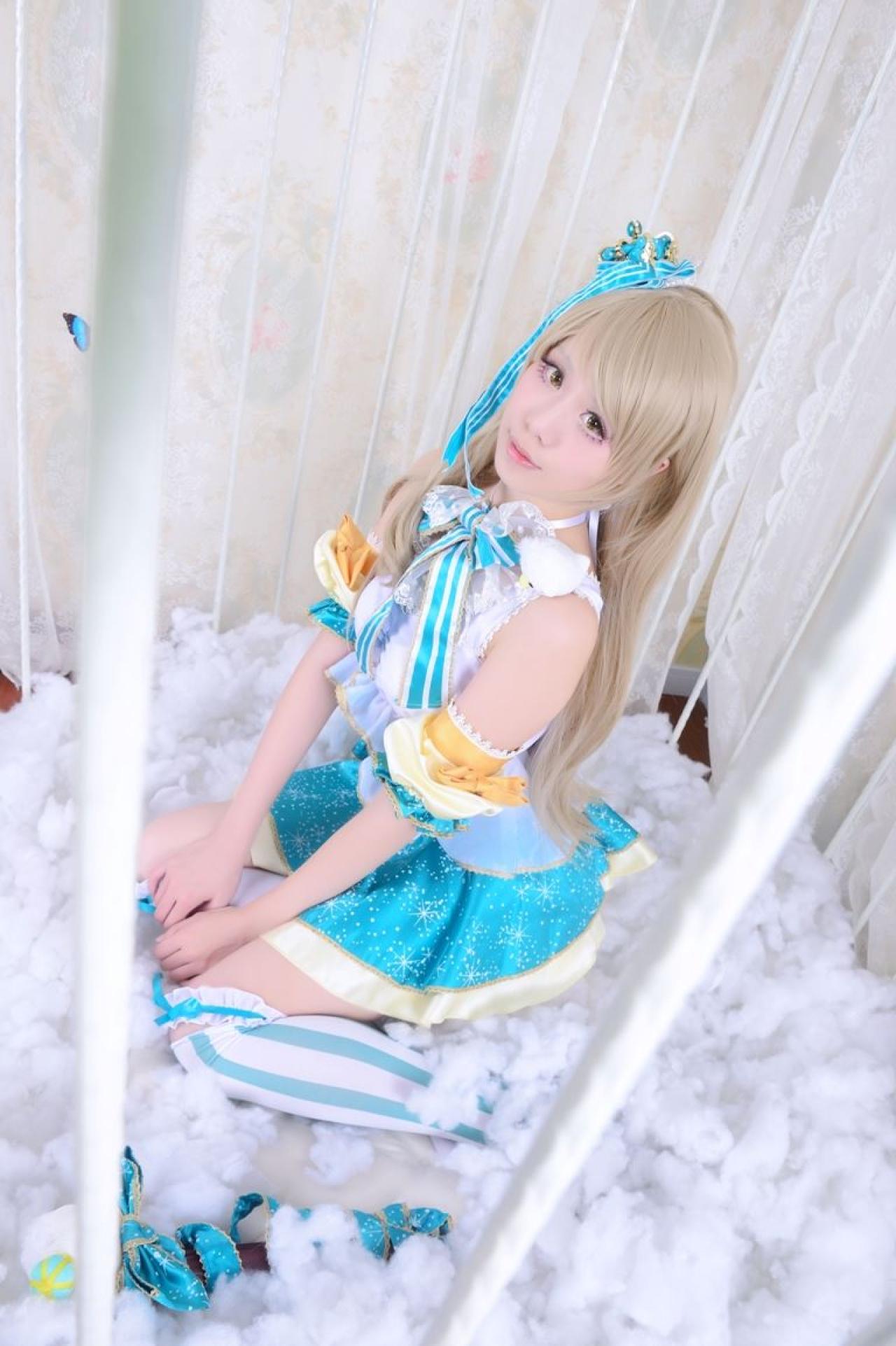 Himari原谣扮演南小鸟双手放在膝盖处跪坐在鸟笼里