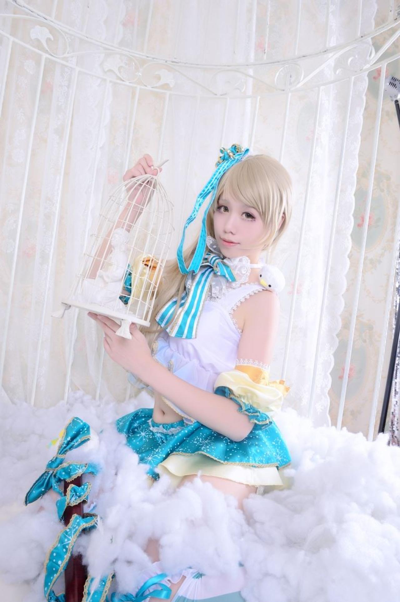 Himari原谣扮演南小鸟双手提起鸟笼