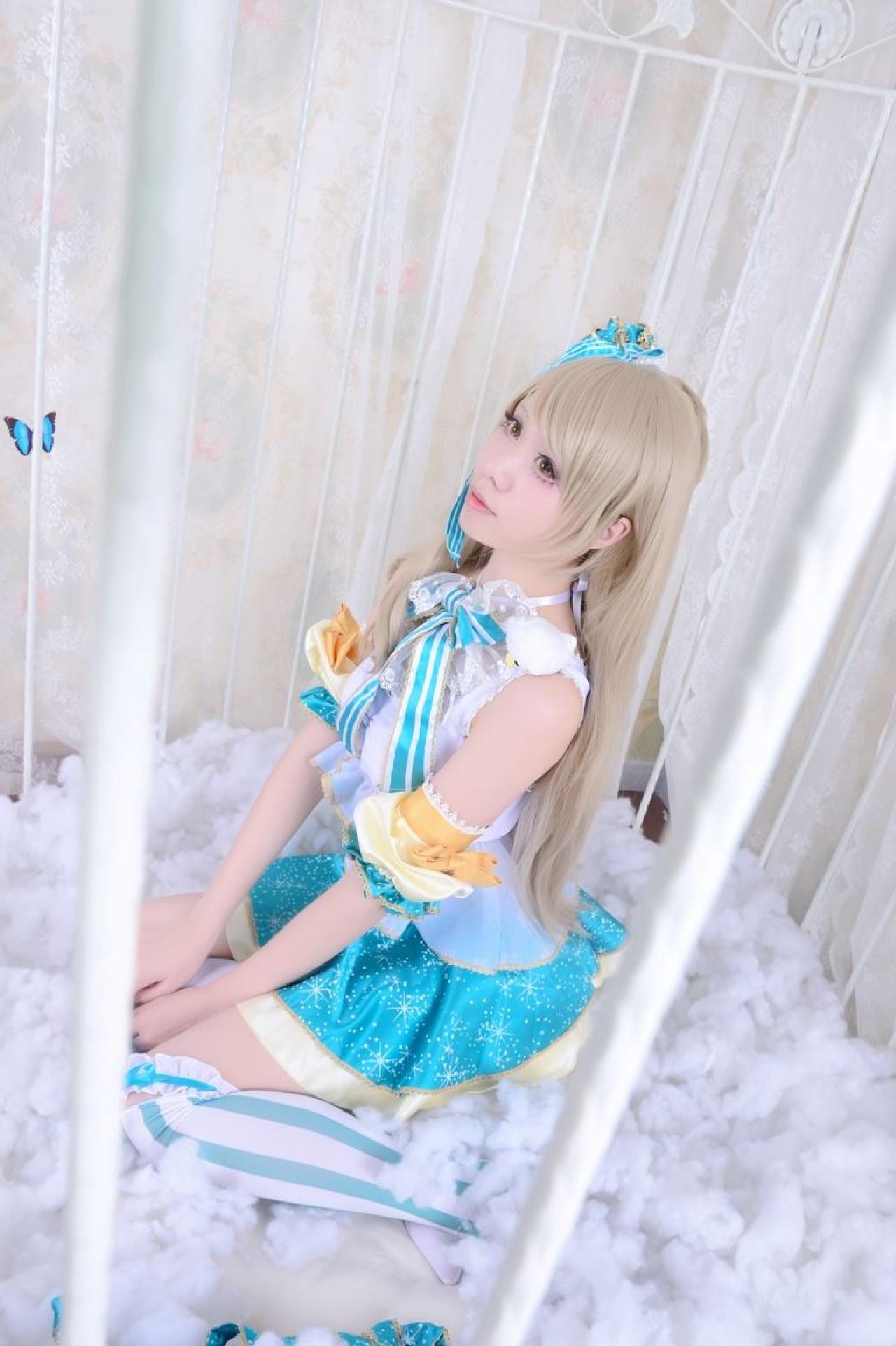 Himari原谣扮演南小鸟跪坐在鸟笼侧面照，蝴蝶飞舞