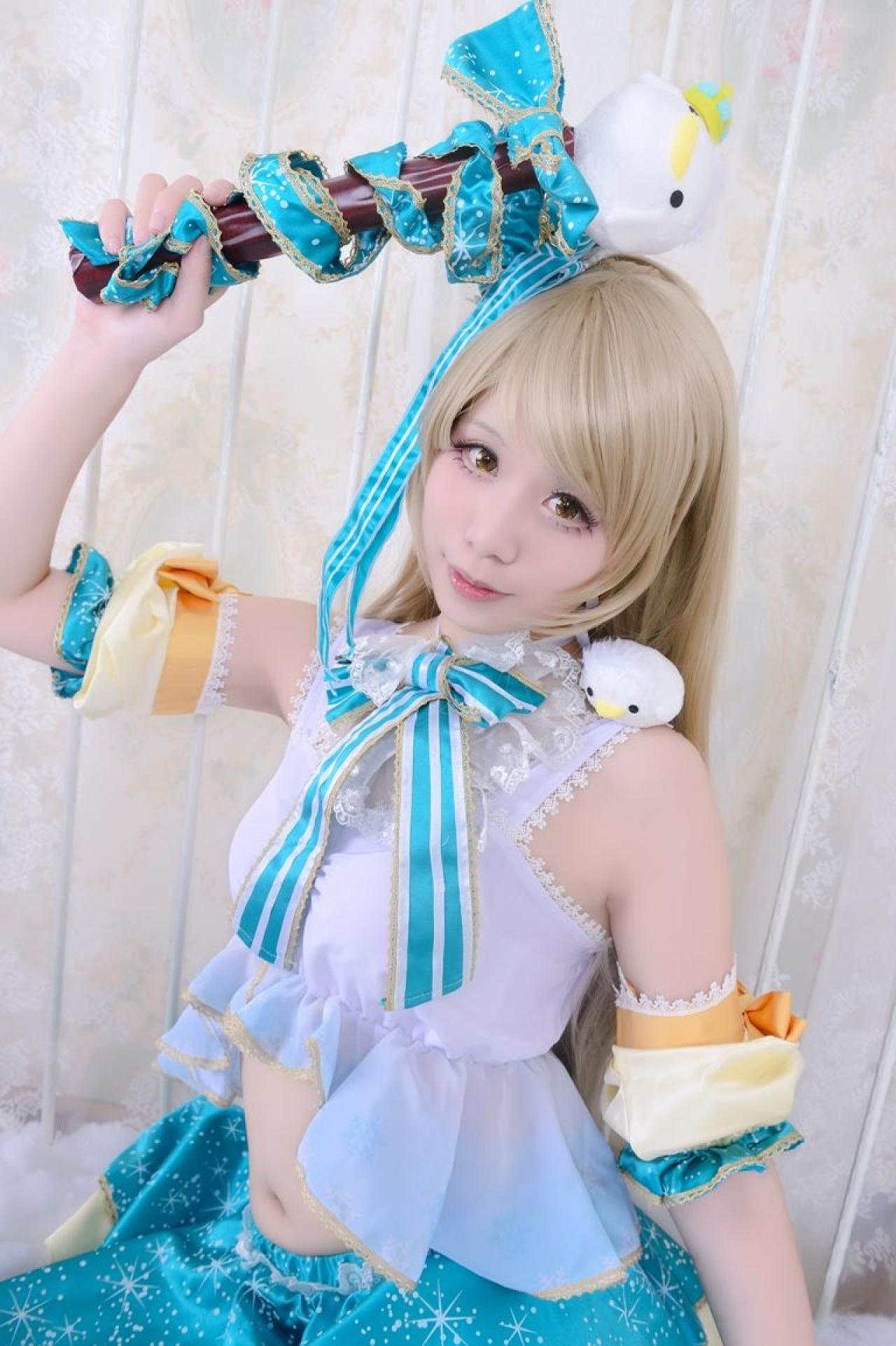 Himari原谣扮演南小鸟将手杖举过头顶