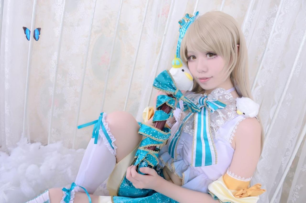 Himari原谣扮演南小鸟双手拿着小鸟手杖，贴紧脸颊