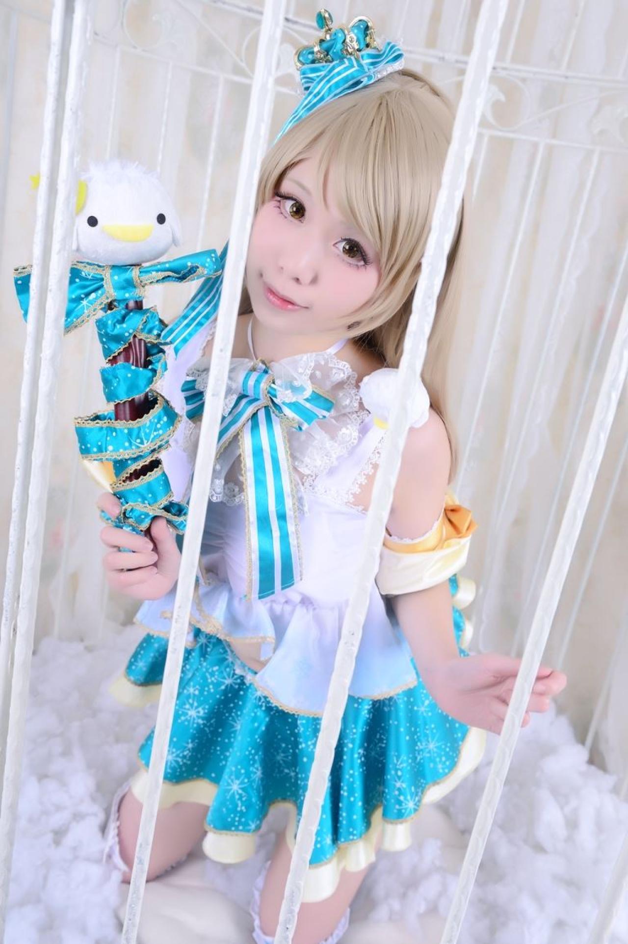 Himari原谣扮演南小鸟拿起手杖，扒着鸟笼躬身姿势