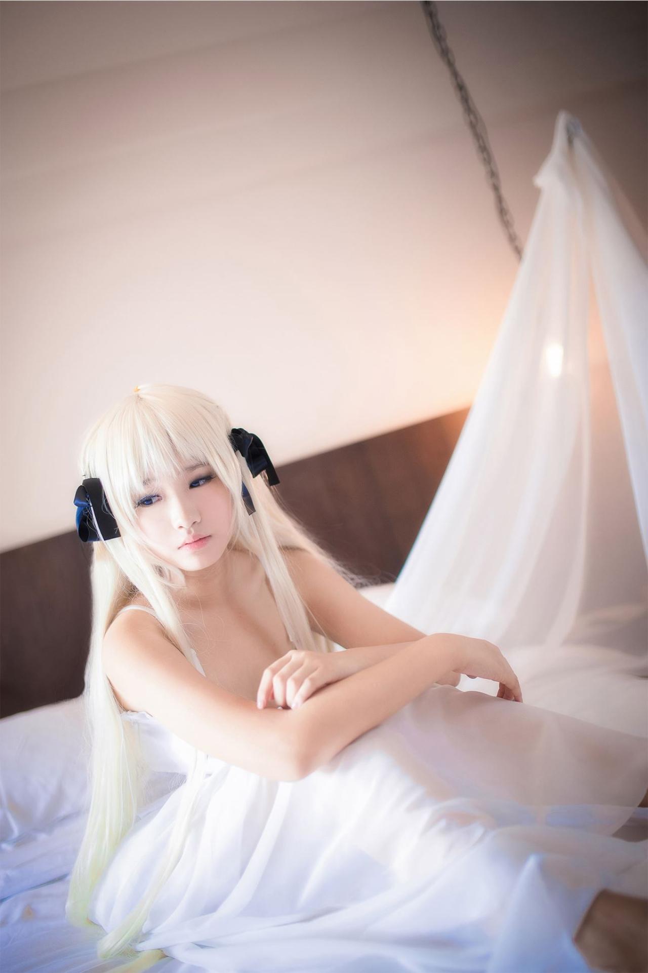 七羽扮演春日野穹坐在床上凝思