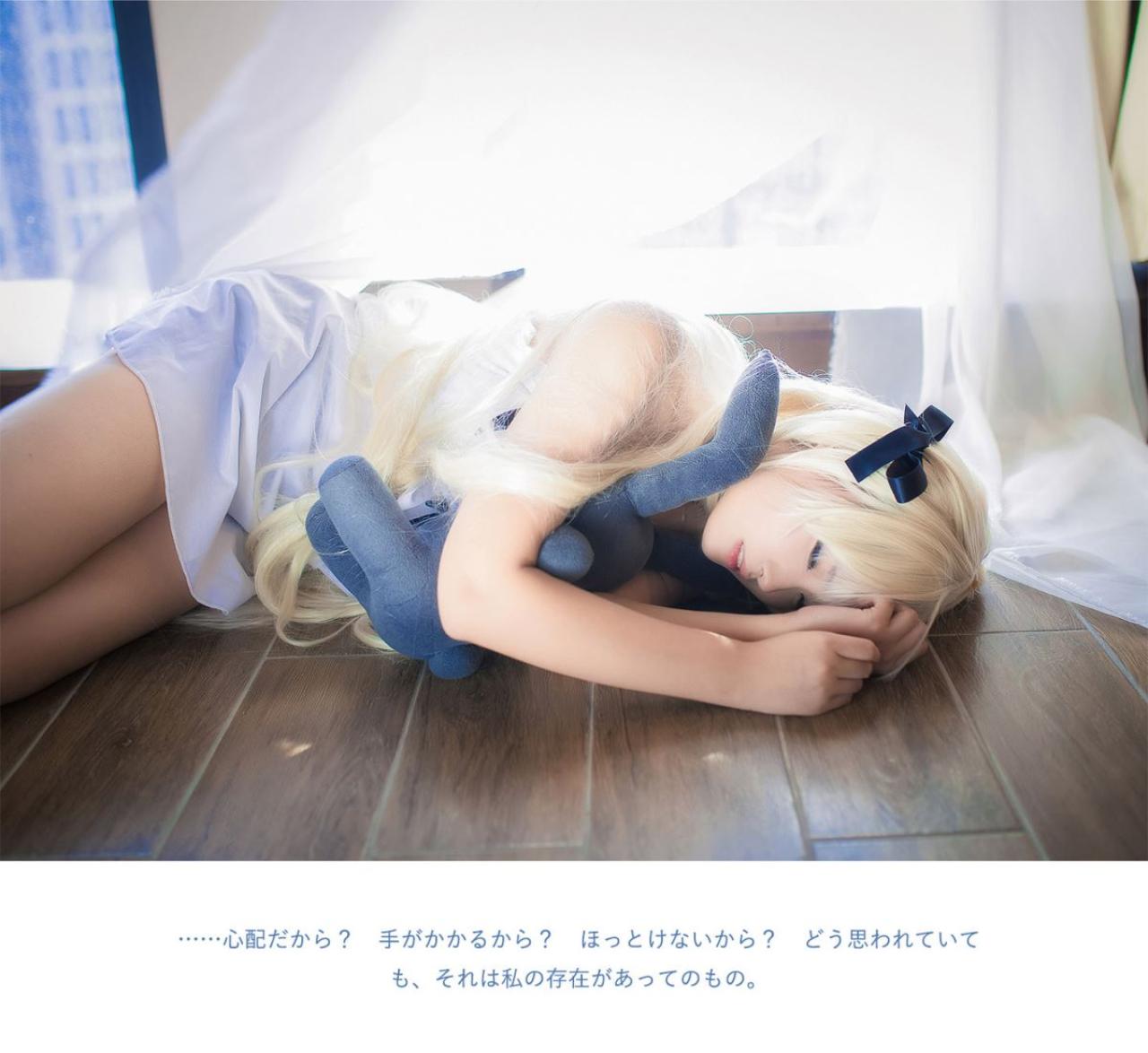 七羽扮演春日野穹双手怀抱小兔躺在地板上：因为担心？怕费事？还是放不下？在你的眼中，我是怎样的存在。