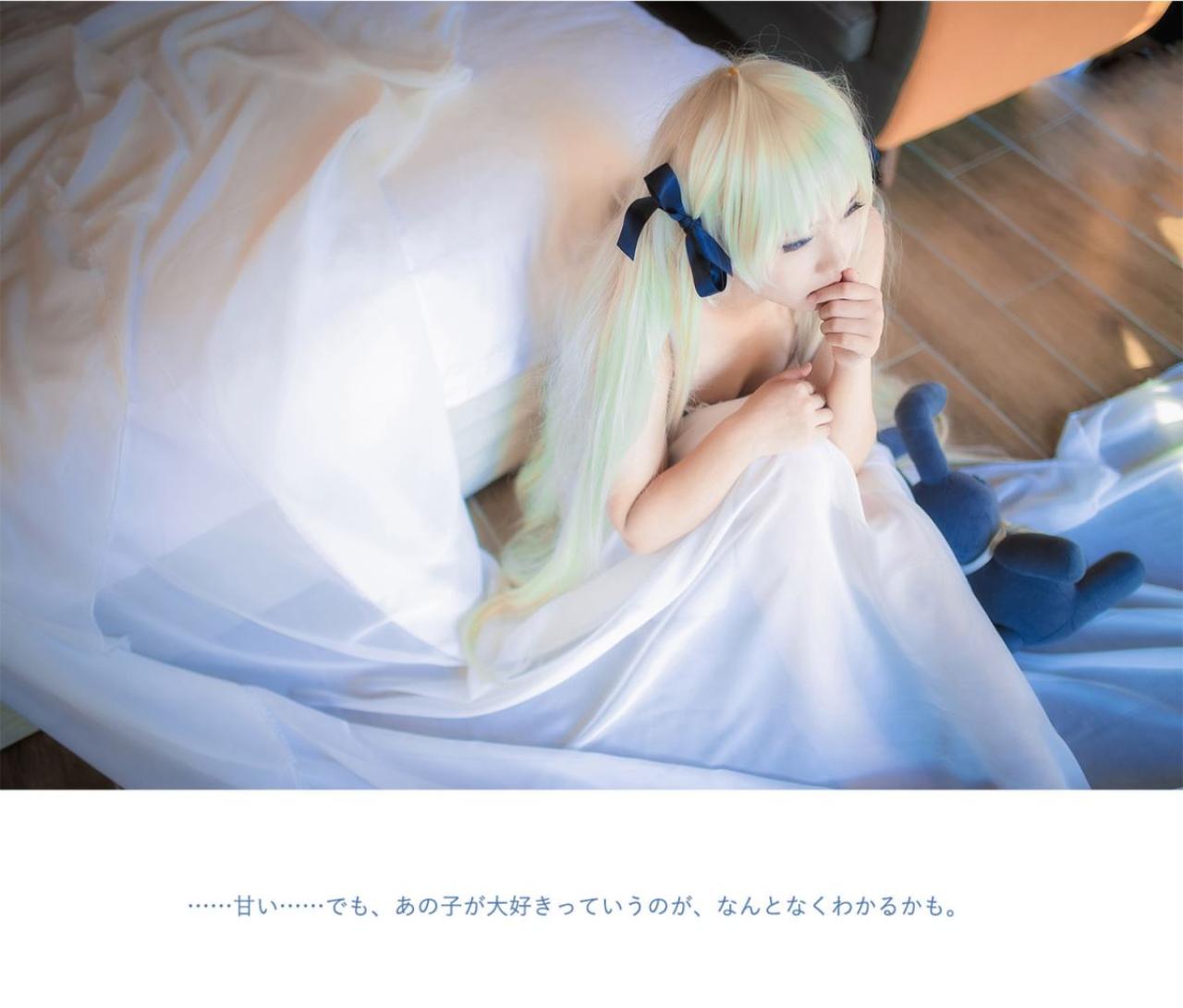 七羽扮演春日野穹靠着床坐着，右手搭在膝盖，左手放在唇边：……甜蜜……但是，（自己）最喜欢那个孩子的心意，总觉得他也许会知道。