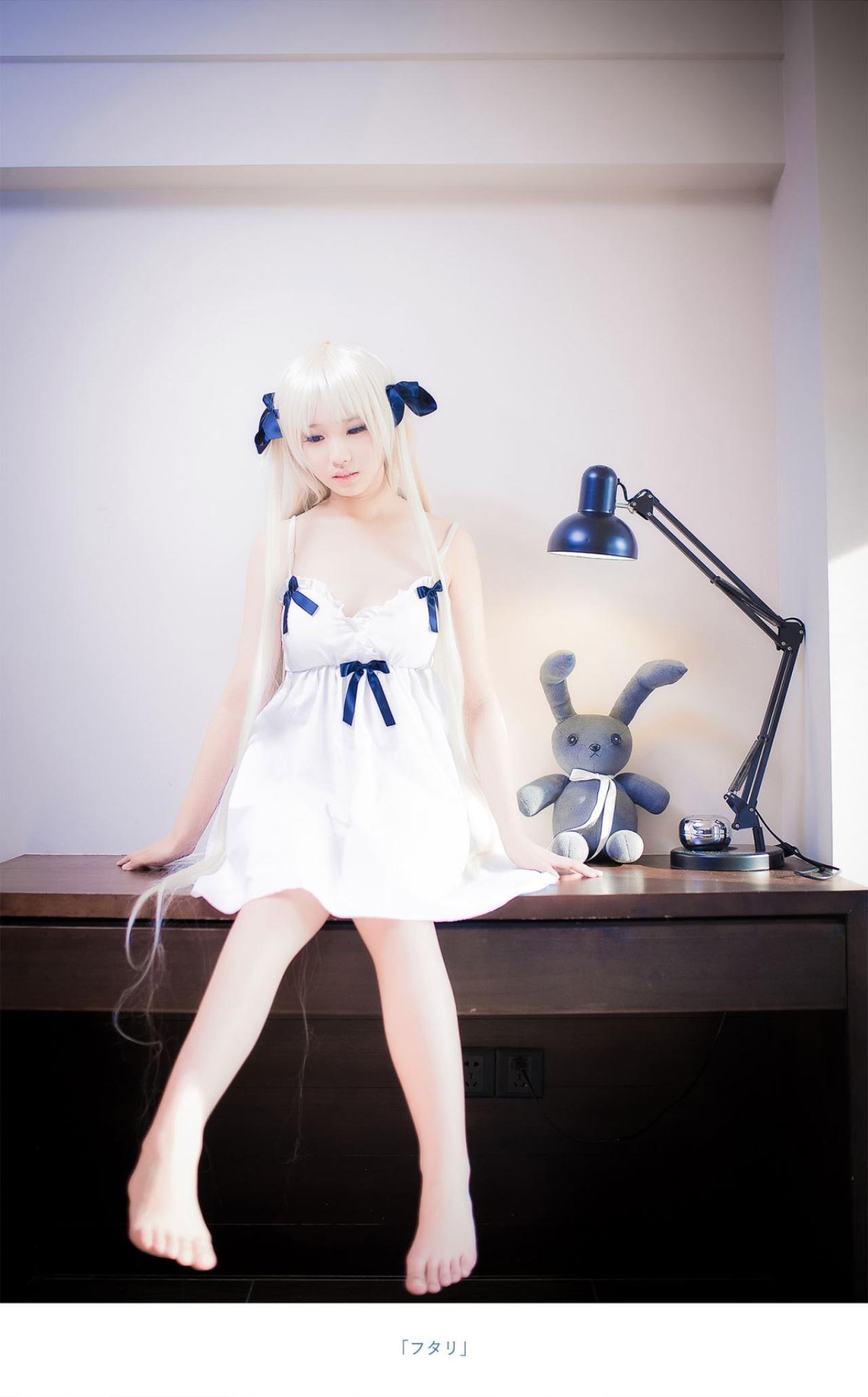 七羽扮演春日野穹和小兔子坐在写字台上：两个人