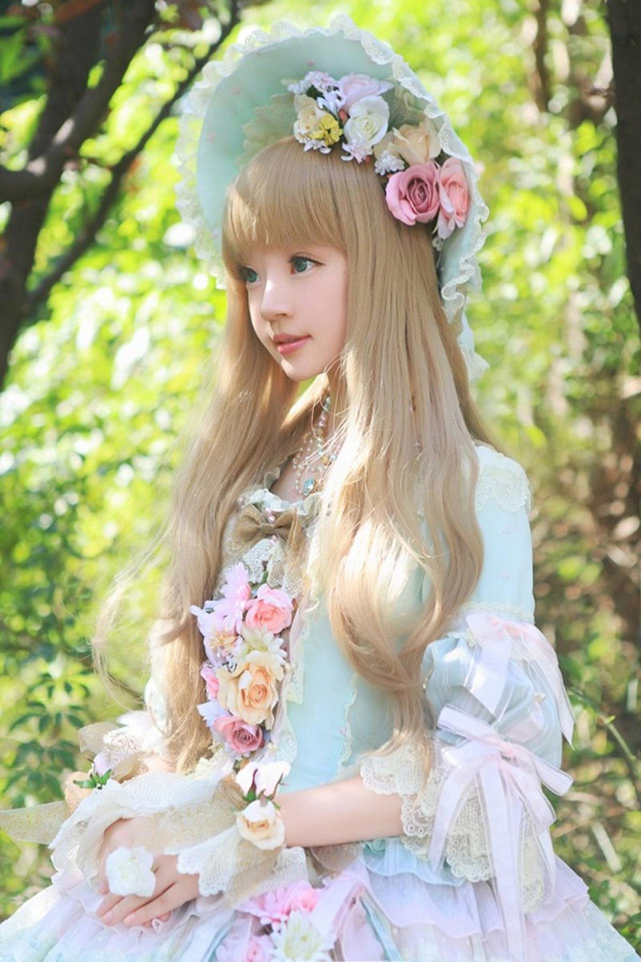 小芽双手叠放在腰间