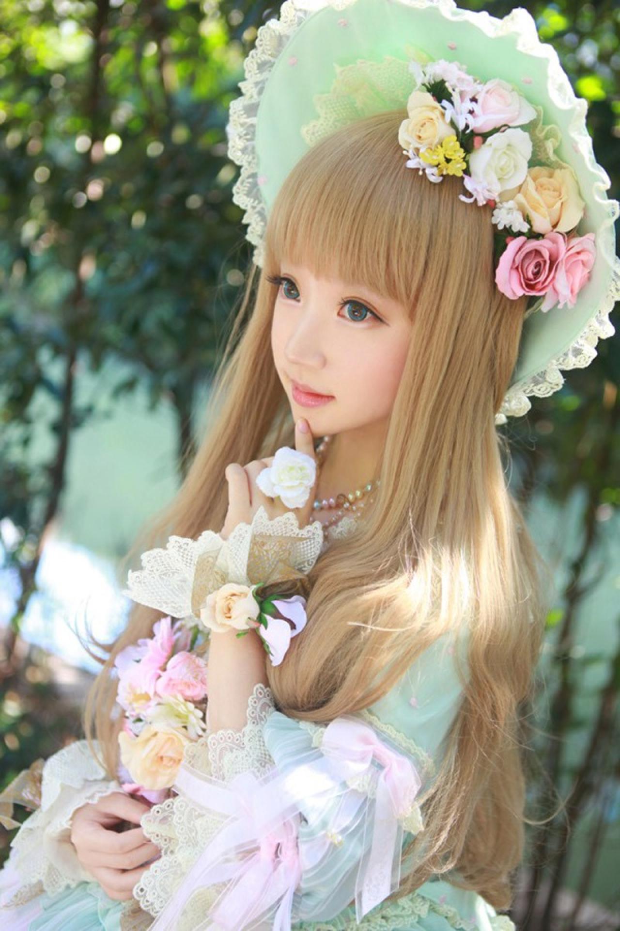 小芽右手放在腰间，左手食指点着下巴