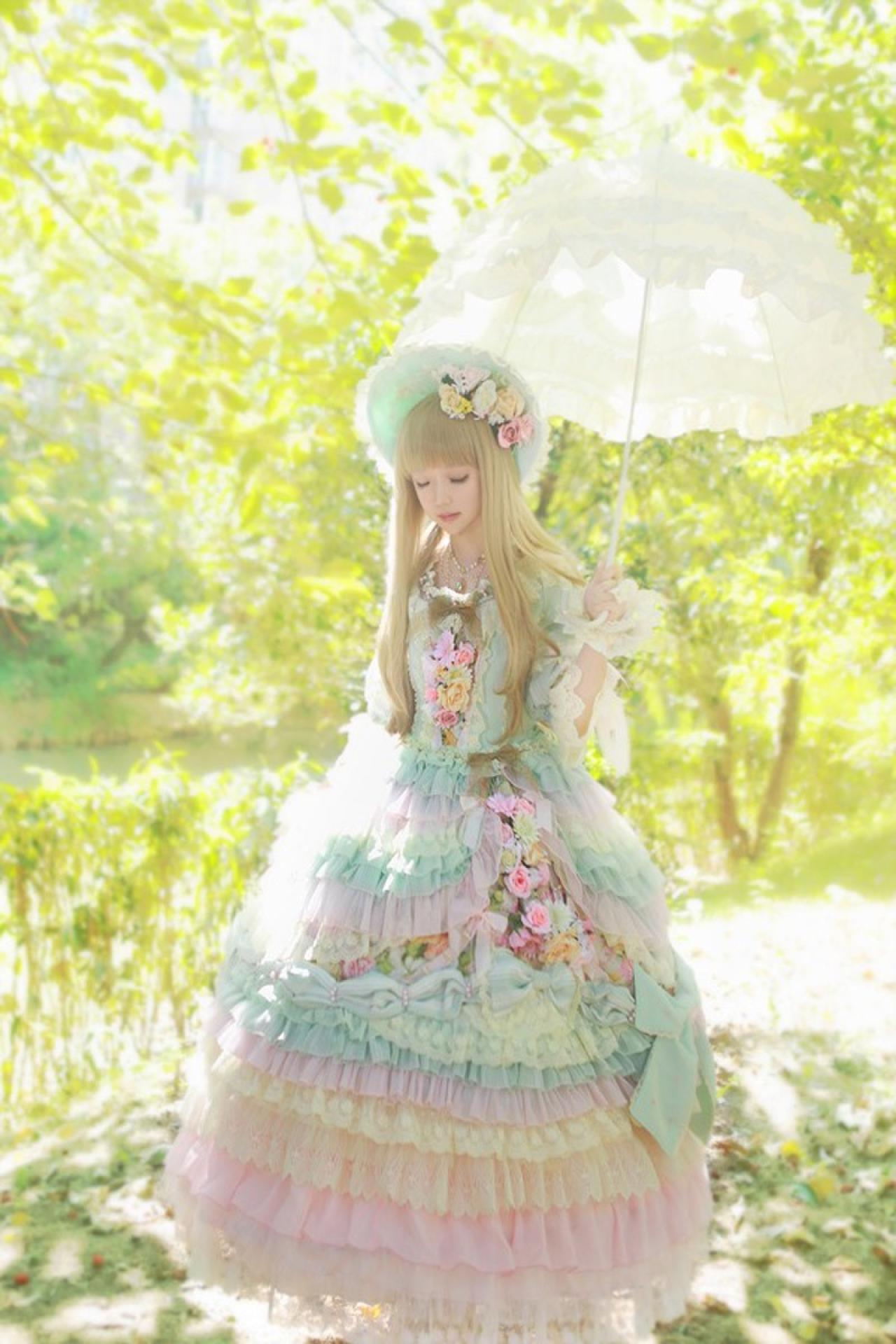 小芽闭眼左手撑伞，右手提起裙摆