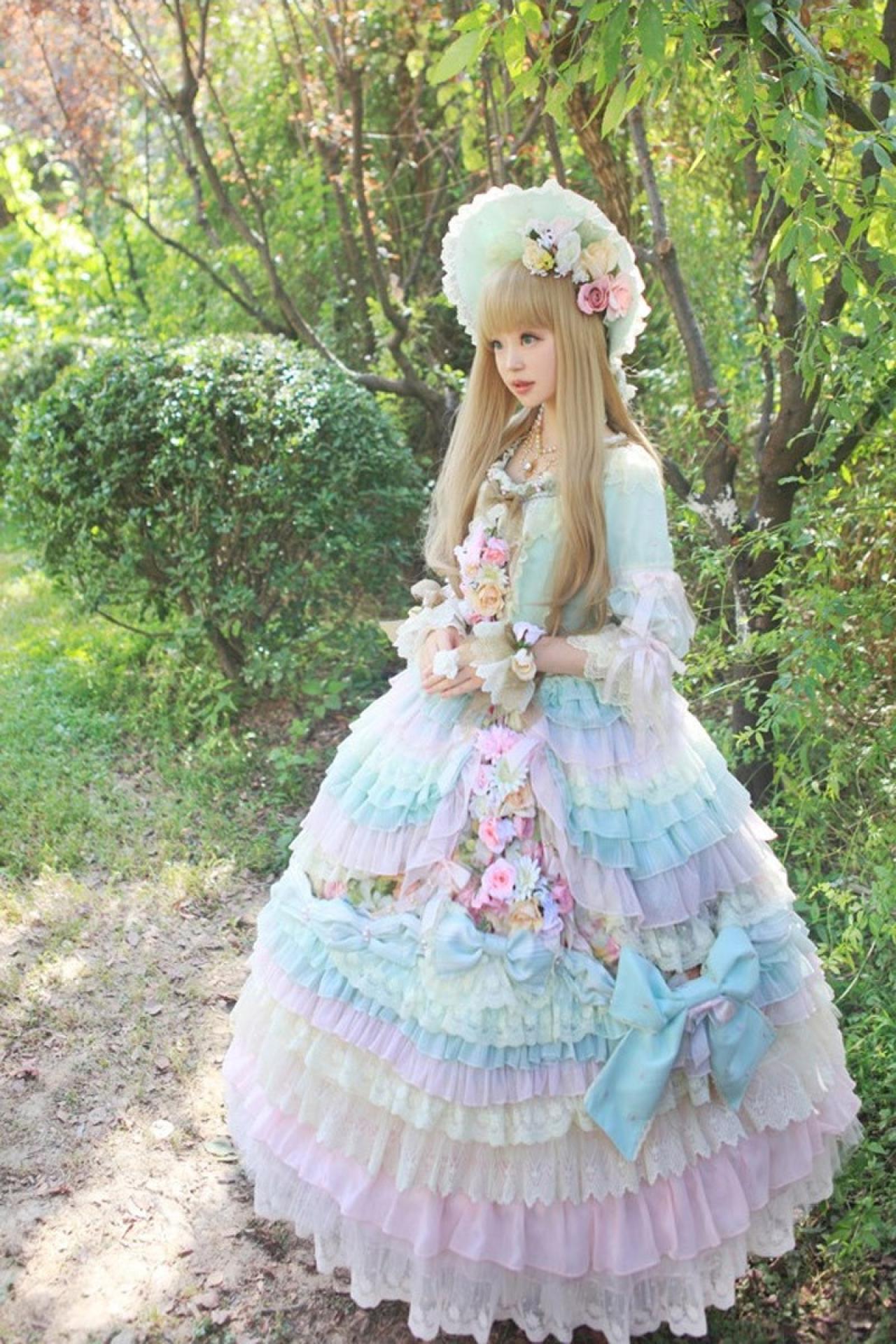 小芽双手放在腰间站立的微侧面