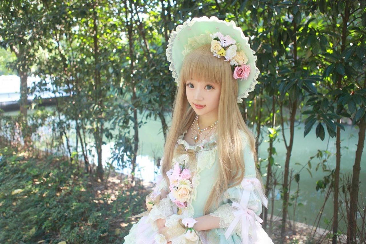 小芽坐在水池旁