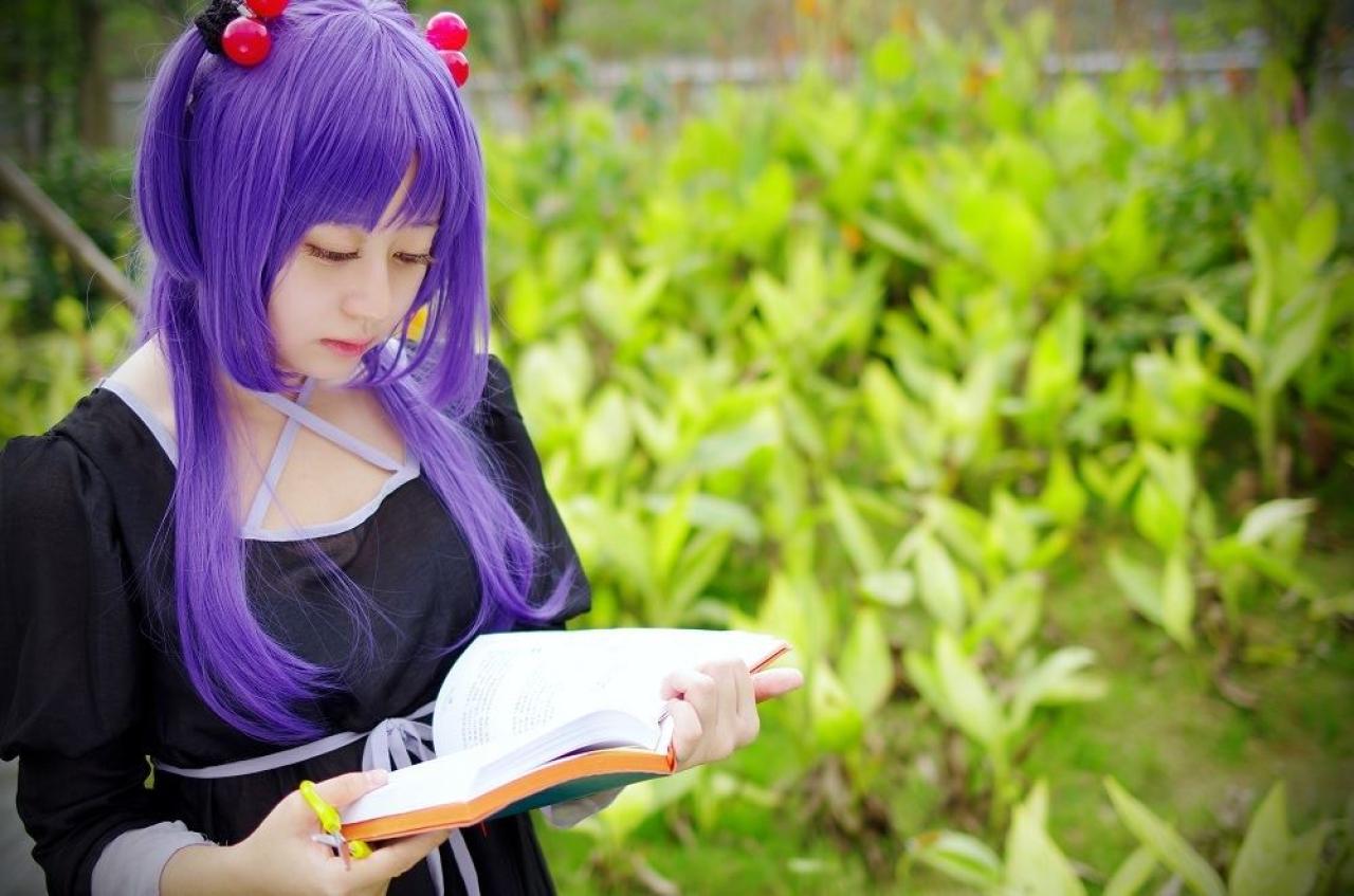 yanagi扮演一之濑琴美拿着剪刀准备剪书