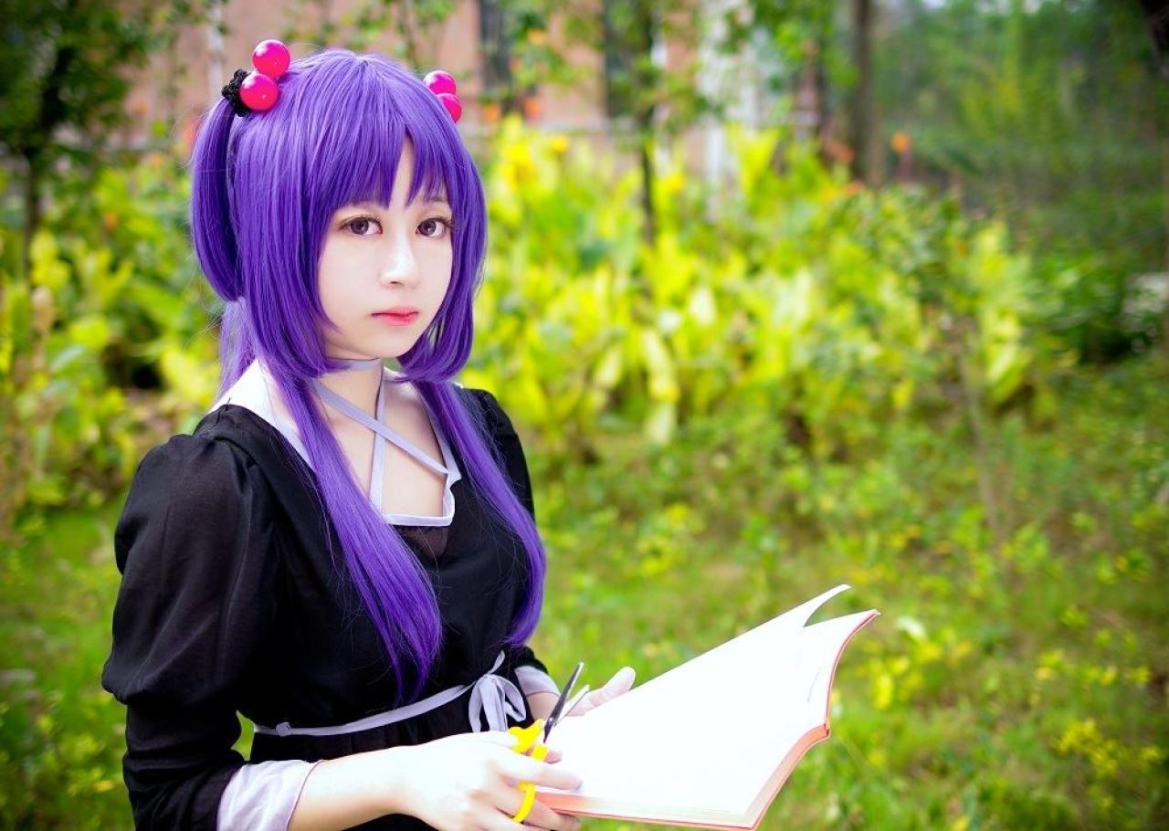 yanagi扮演一之濑琴美左手拿着书，右手拿着剪刀