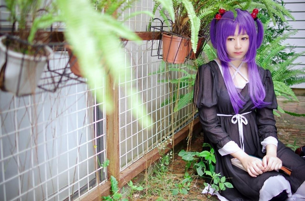 yanagi扮演一之濑琴美抱着书本坐在花架旁