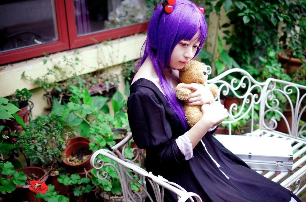 yanagi扮演一之濑琴美抱着小熊坐在长椅上