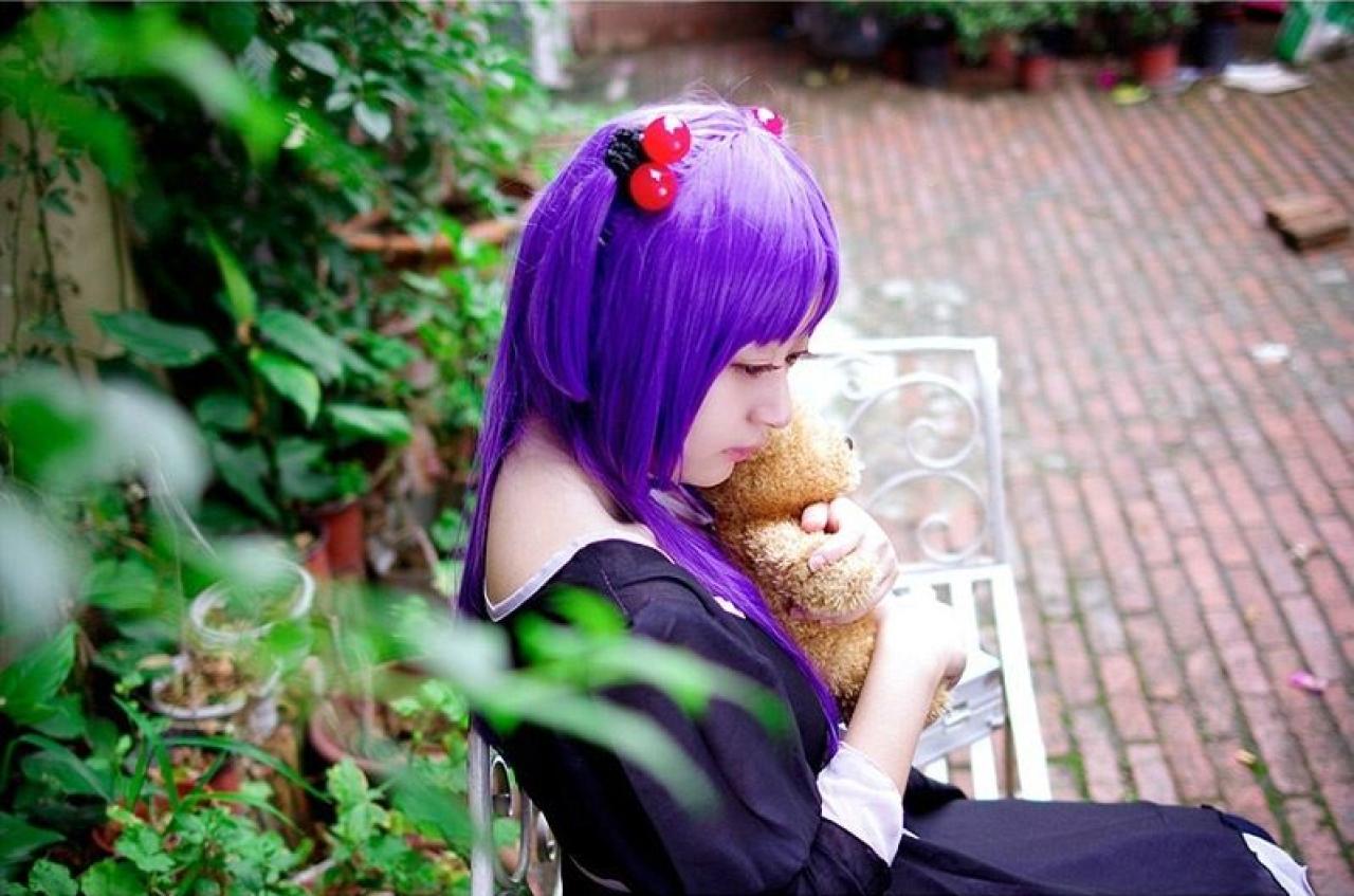 yanagi扮演一之濑琴美抱着小熊坐在长椅侧面照