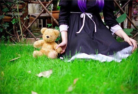 yanagi扮演一之濑琴美拉着小熊玩偶的手坐在草地上