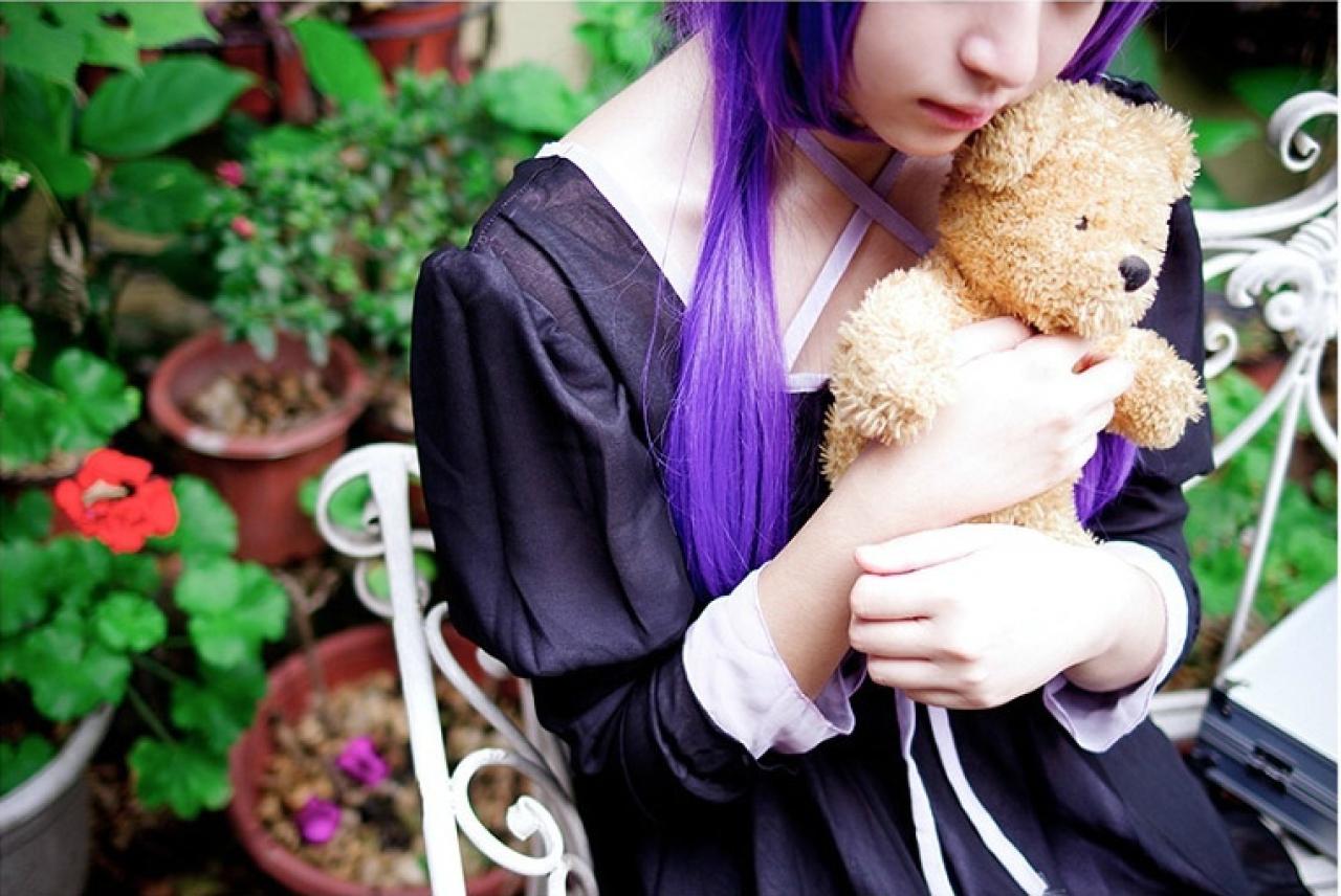 yanagi扮演一之濑琴美抱着的小熊玩偶