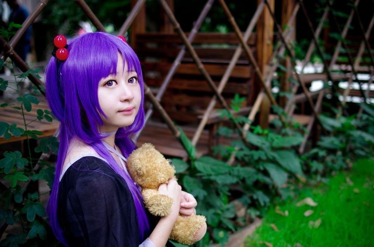 yanagi扮演一之濑琴美双手抱着小熊微笑