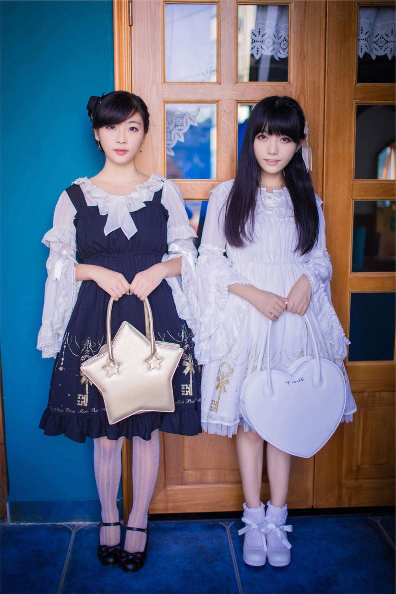 江湾和katy提着包并肩站立