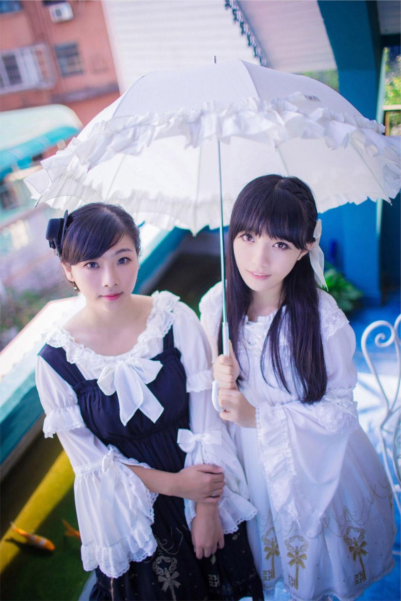 江湾和katy并肩撑伞照