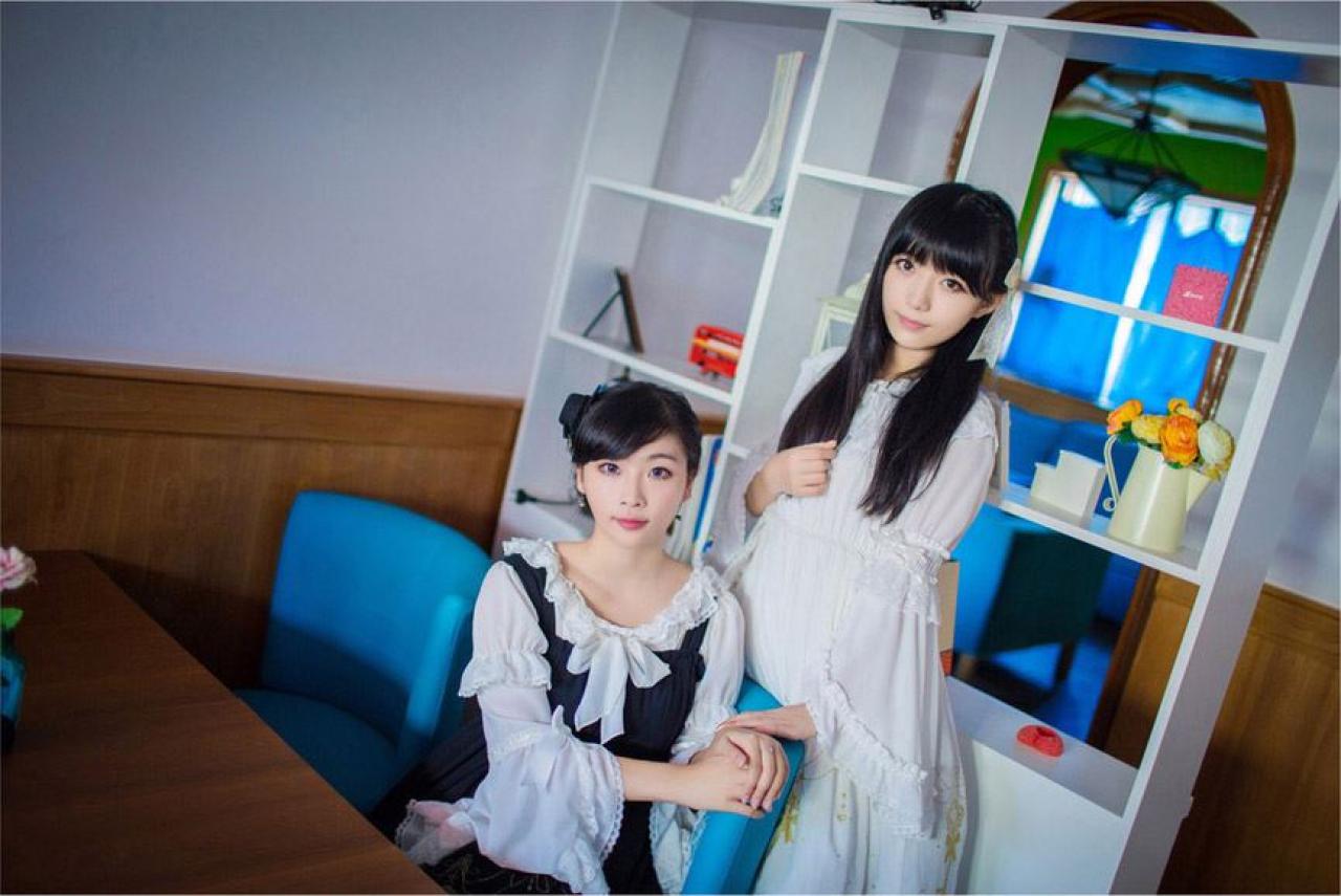 江湾坐在椅上，katy站在椅后