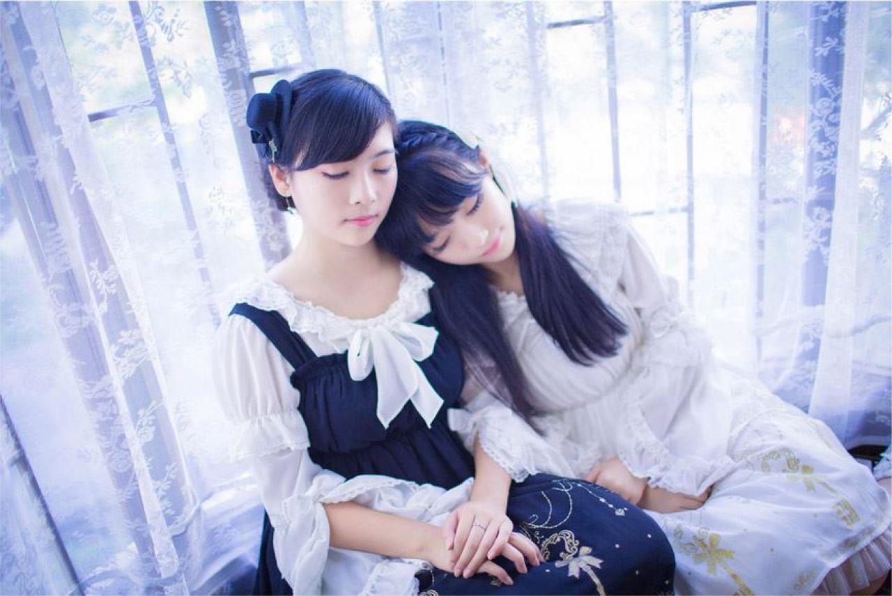 江湾闭眼坐着，katy靠着江湾肩膀睡着的样子