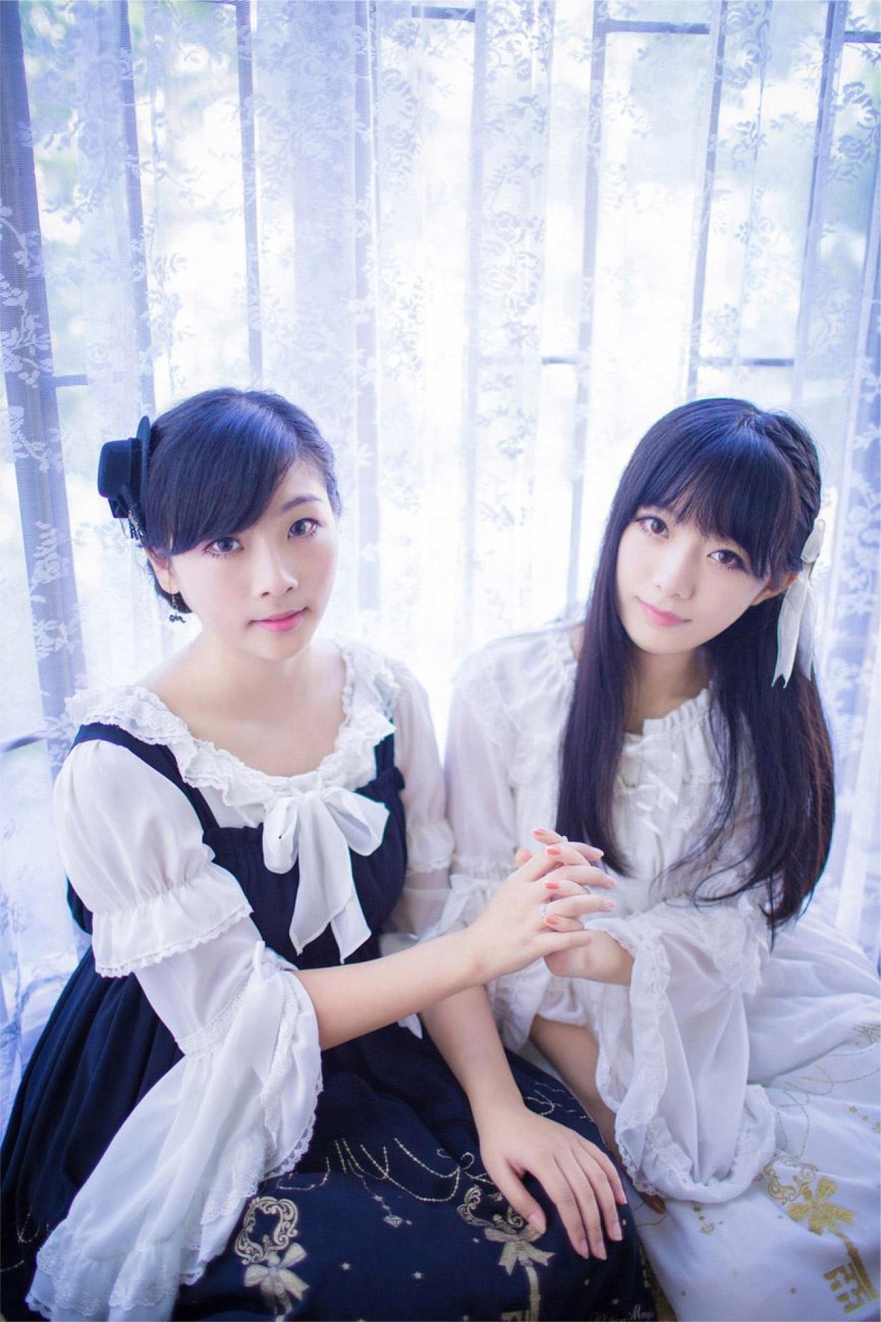 江湾的右手和katy的左手五指交叉