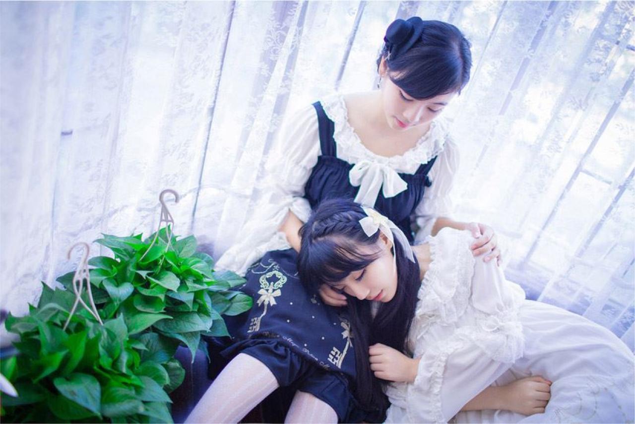 katy躺在江湾的膝盖上睡着的样子，江湾轻抚katy的肩膀