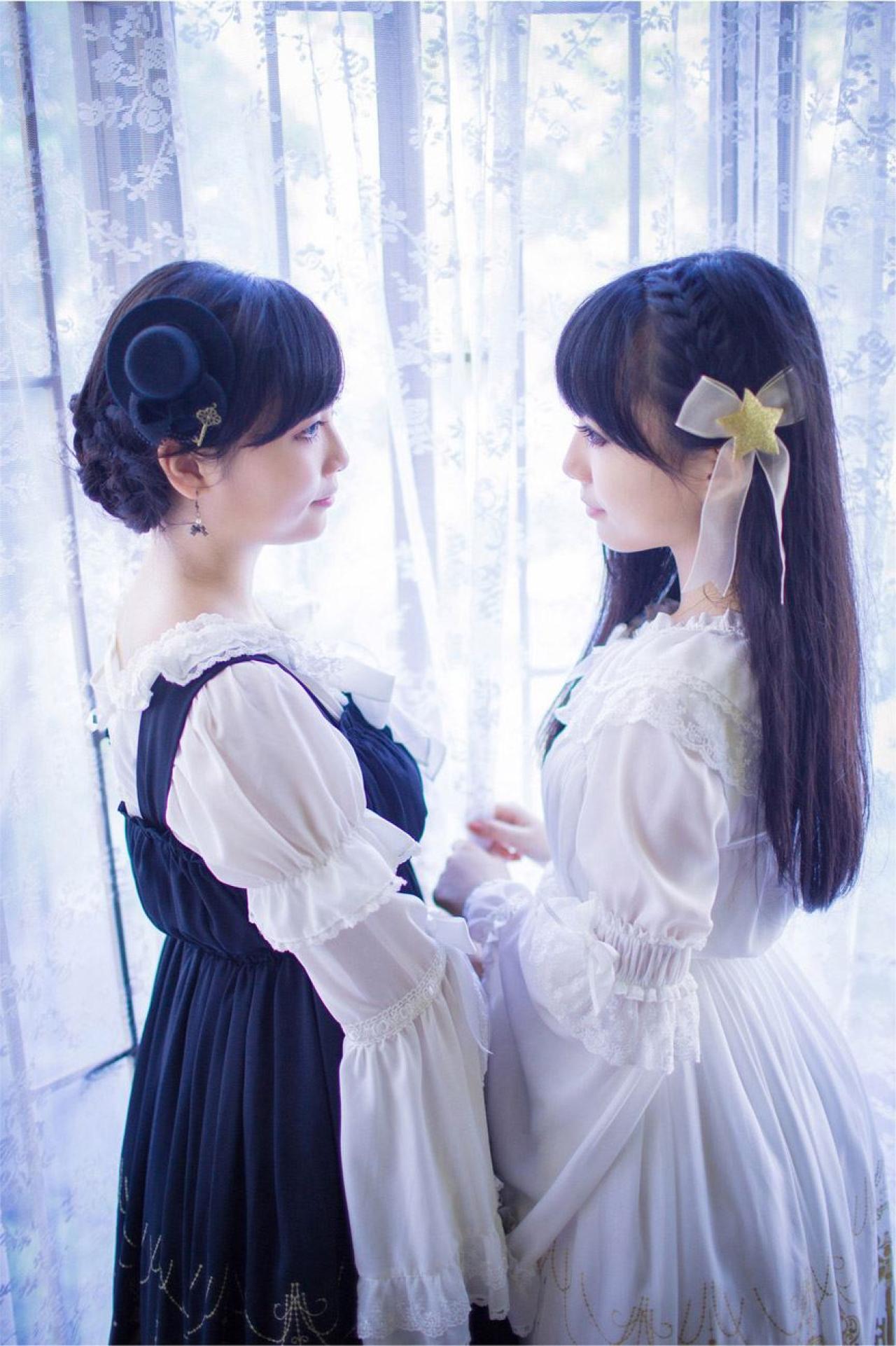 江湾和katy面对面的侧面照